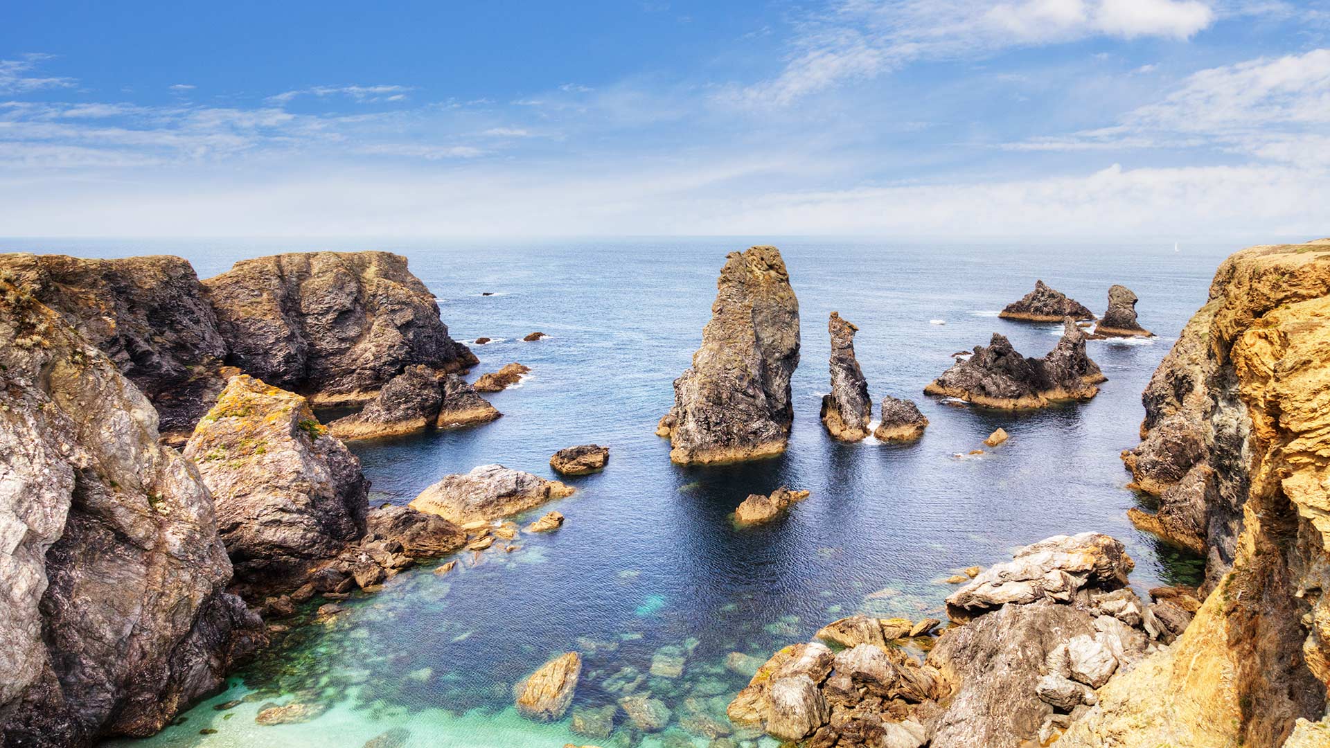 iStock-1003979446H Les aiguilles de Port-Coton à Belle-Île (Bretagne, France)