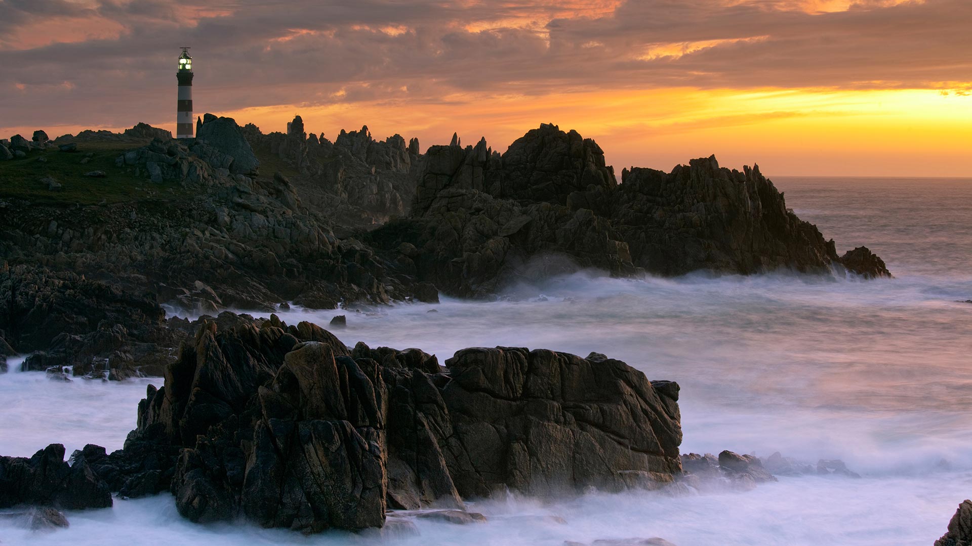 iStock-176769317H La pointe du Créac’h et son phare sur l'Île d’Ouessant (Bretagne, France)
