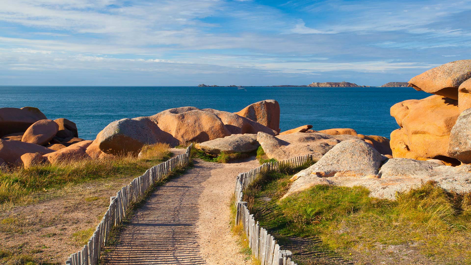 iStock-667590796H Le sentier des douaniers de Ploumanach sur la Côte de Granit Rose (Bretagne, France)