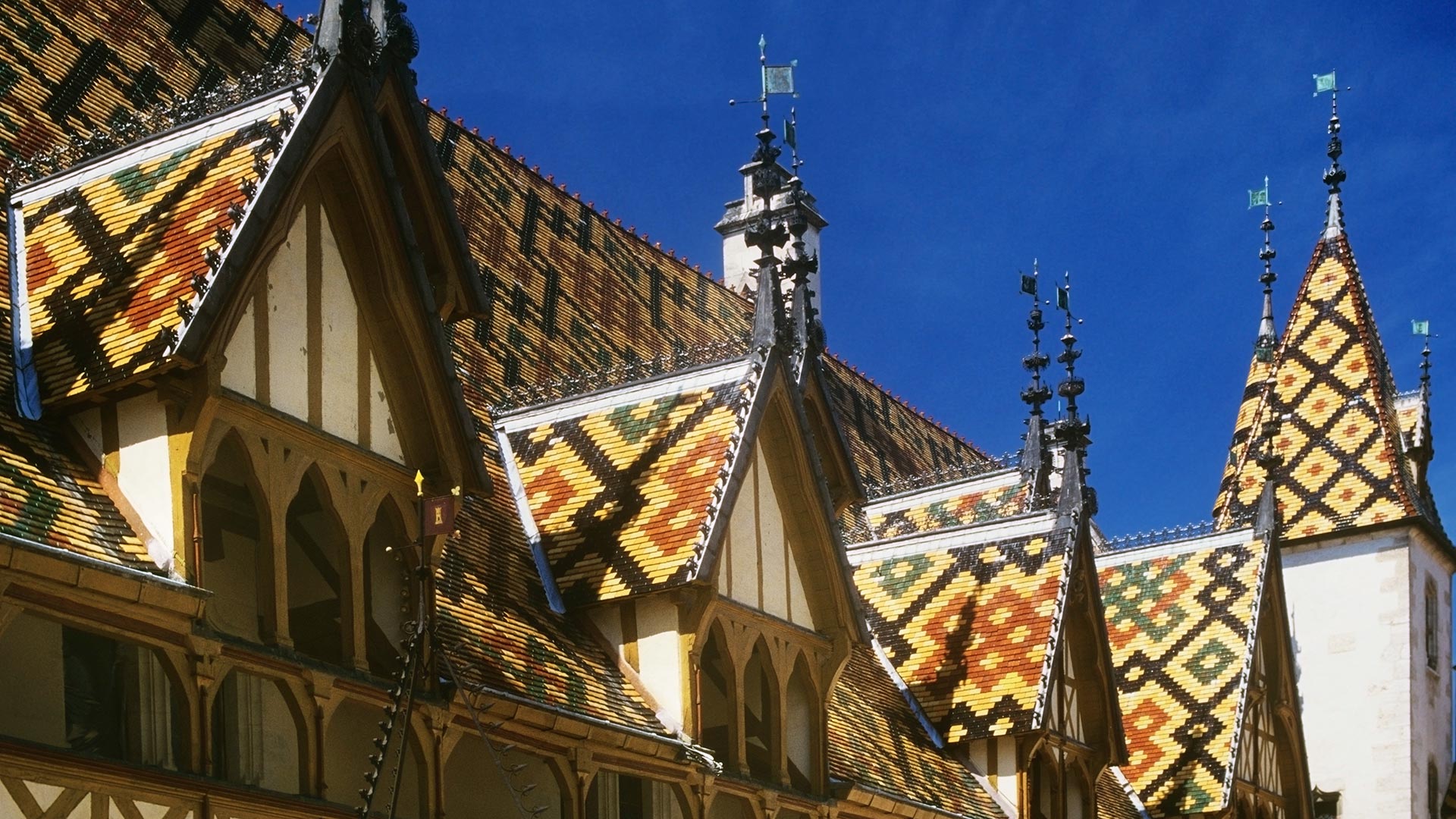iStock-181067646H Toits de tuiles colorées des Hospices de Beaune (Bourgogne-Franche-Comté, France)