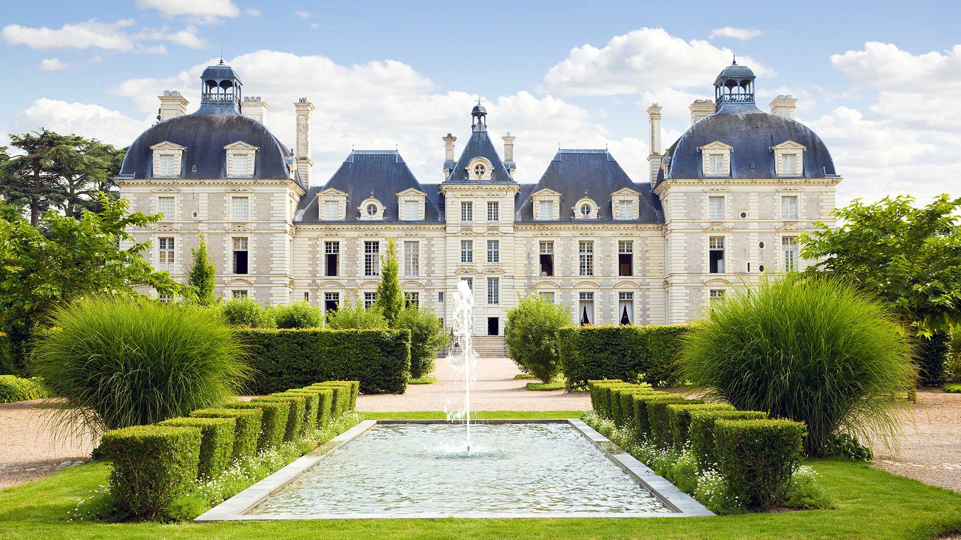 iStock-458086927H Le Château de Cheverny (Centre-Val-de-Loire, France)