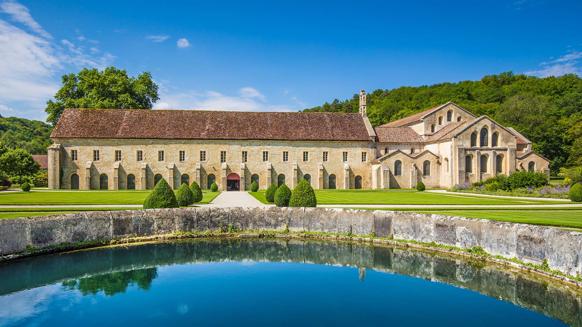 iStock-500428134H Abbaye de Fontenay (Bourgogne-Franche-Comté, France)