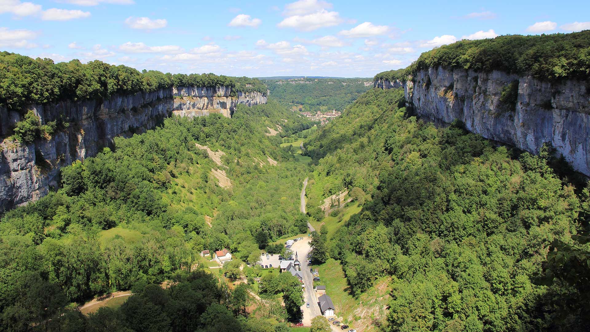 iStock-585767390H Le cirque de Baume-les-Messieurs (Bourgogne-Franche-Comté, France)