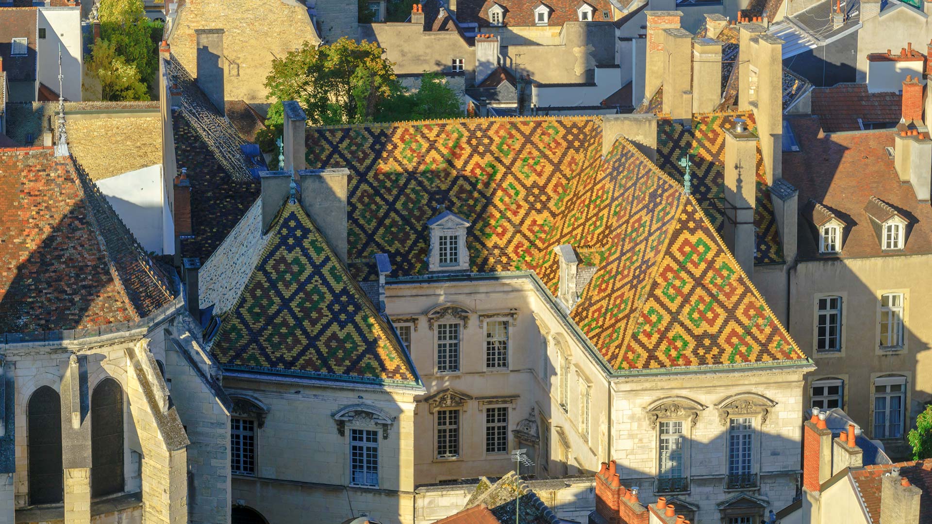 iStock-622225706H Toits colorés dans le centre-ville de Dijon (Bourgogne-Franche-Comté, France)