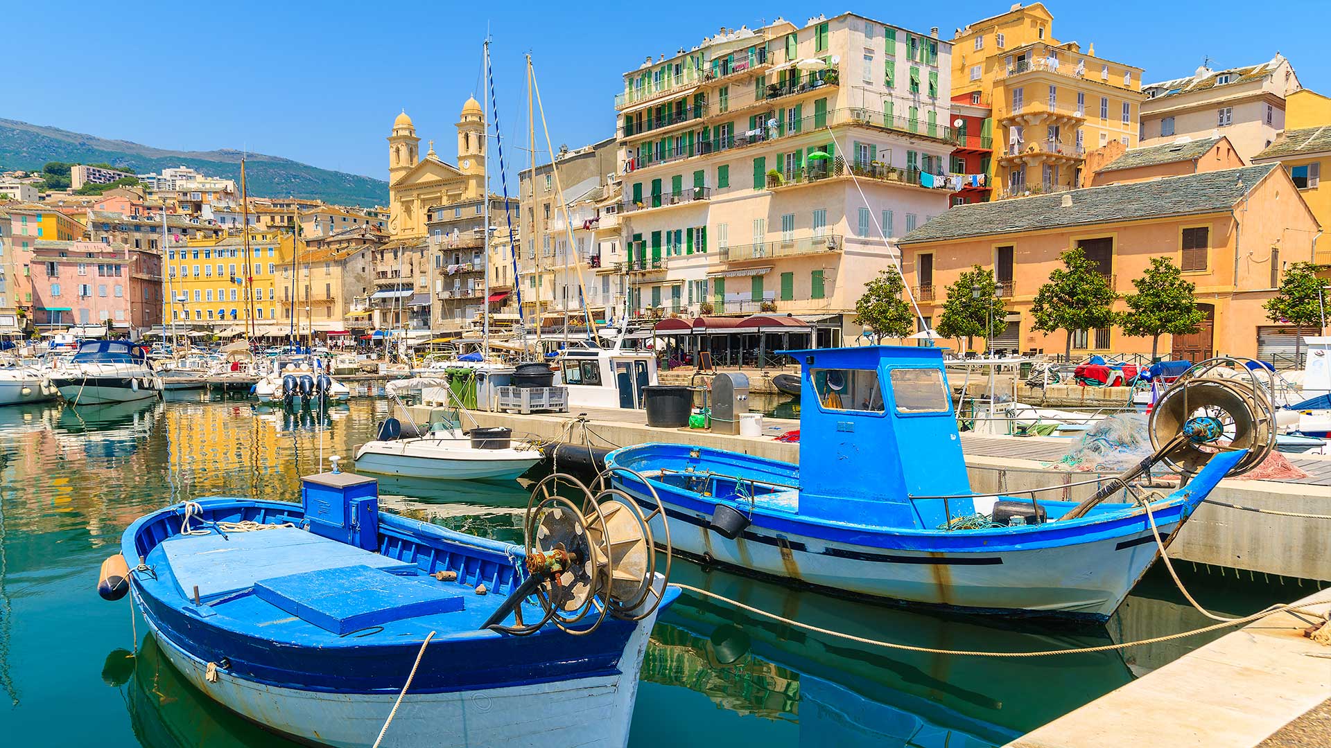 iStock-649442126H Le vieux port de Bastia (Corse, France)