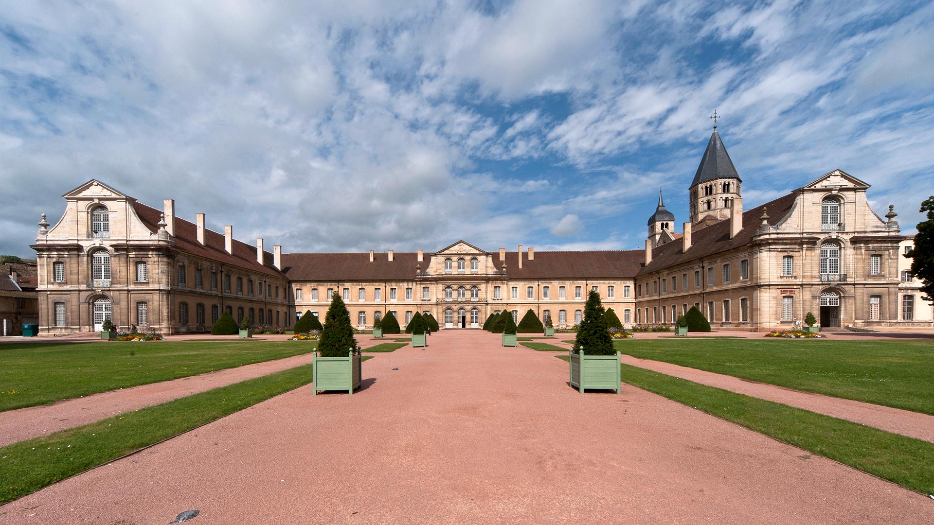 iStock_26097570H Abbaye de Cluny (Bourgogne-Franche-Comté, France)