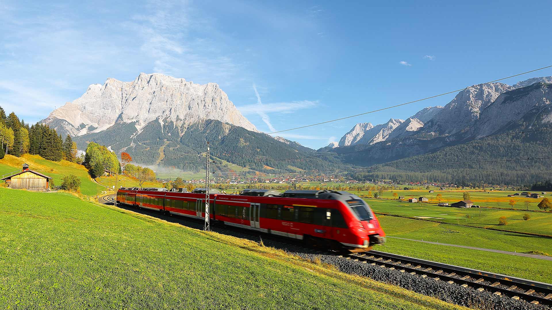 Un autotrain traversant de beaux paysages, une solution écologique pour réduire l'empreinte carbone de vos road trips