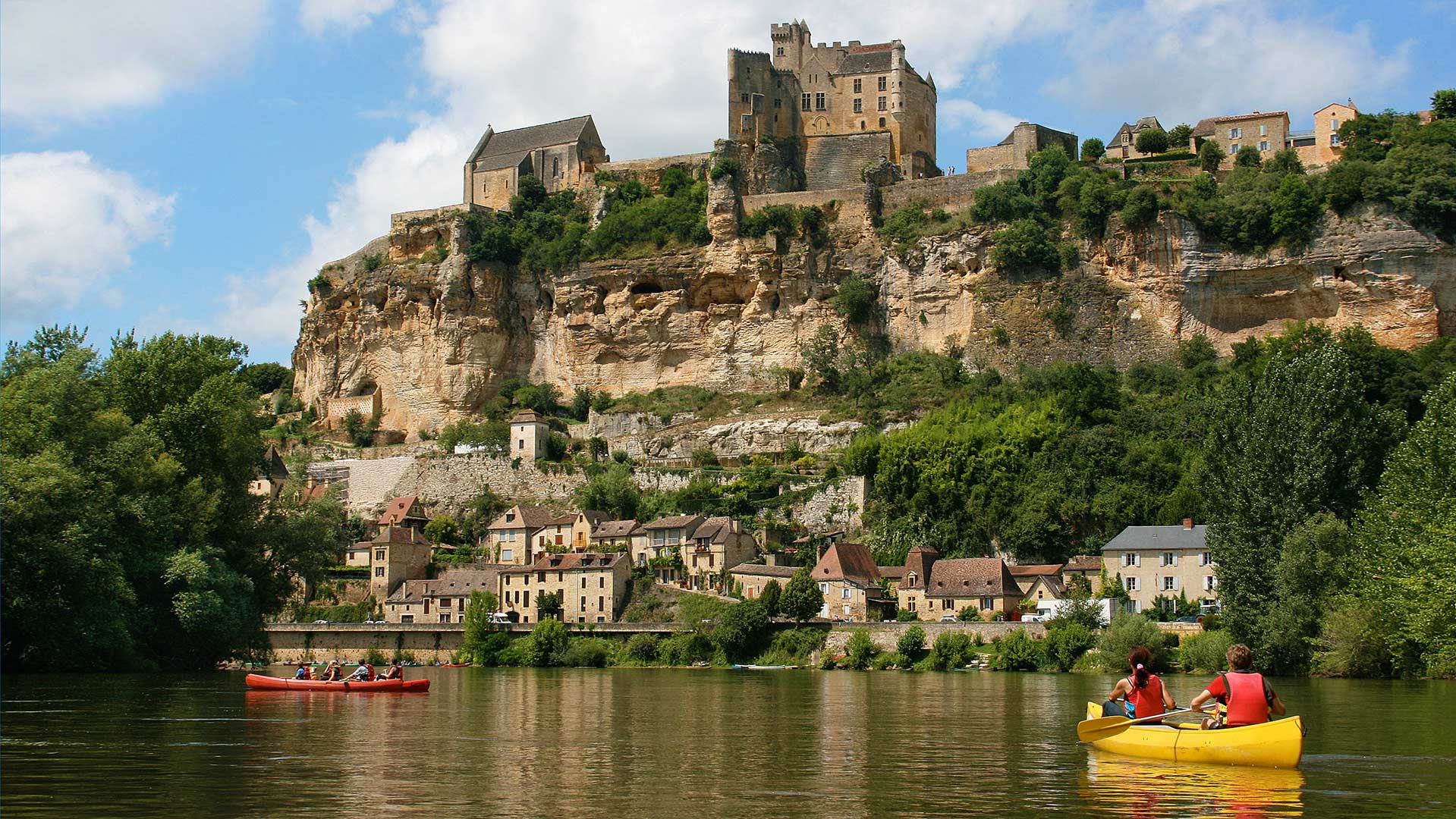 Exploration de la Dordogne en France en canoë-kayak avec le Château de Beynac en fond