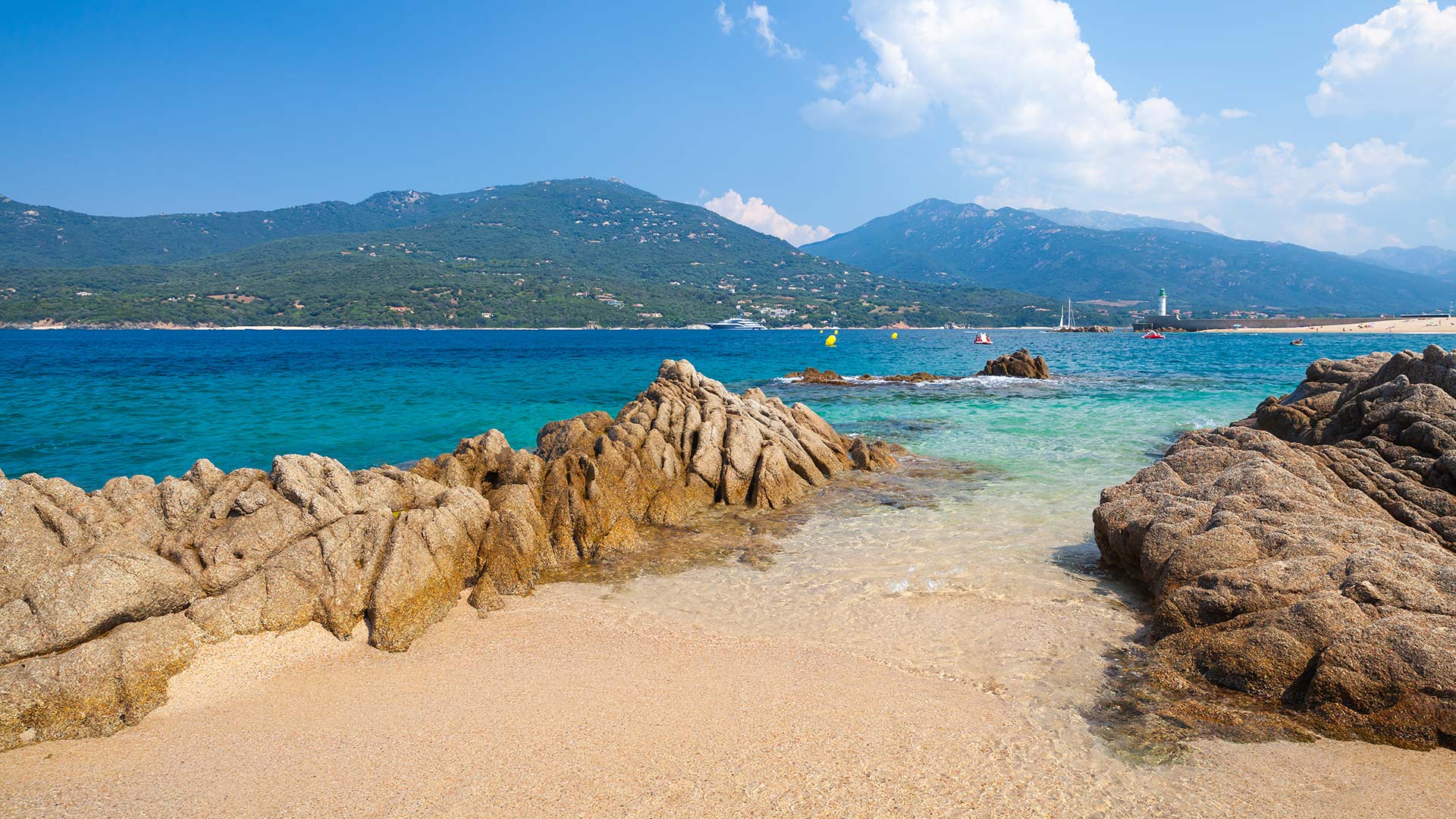 Plage paradisiaque de la ville de Propriano (Corse, France)