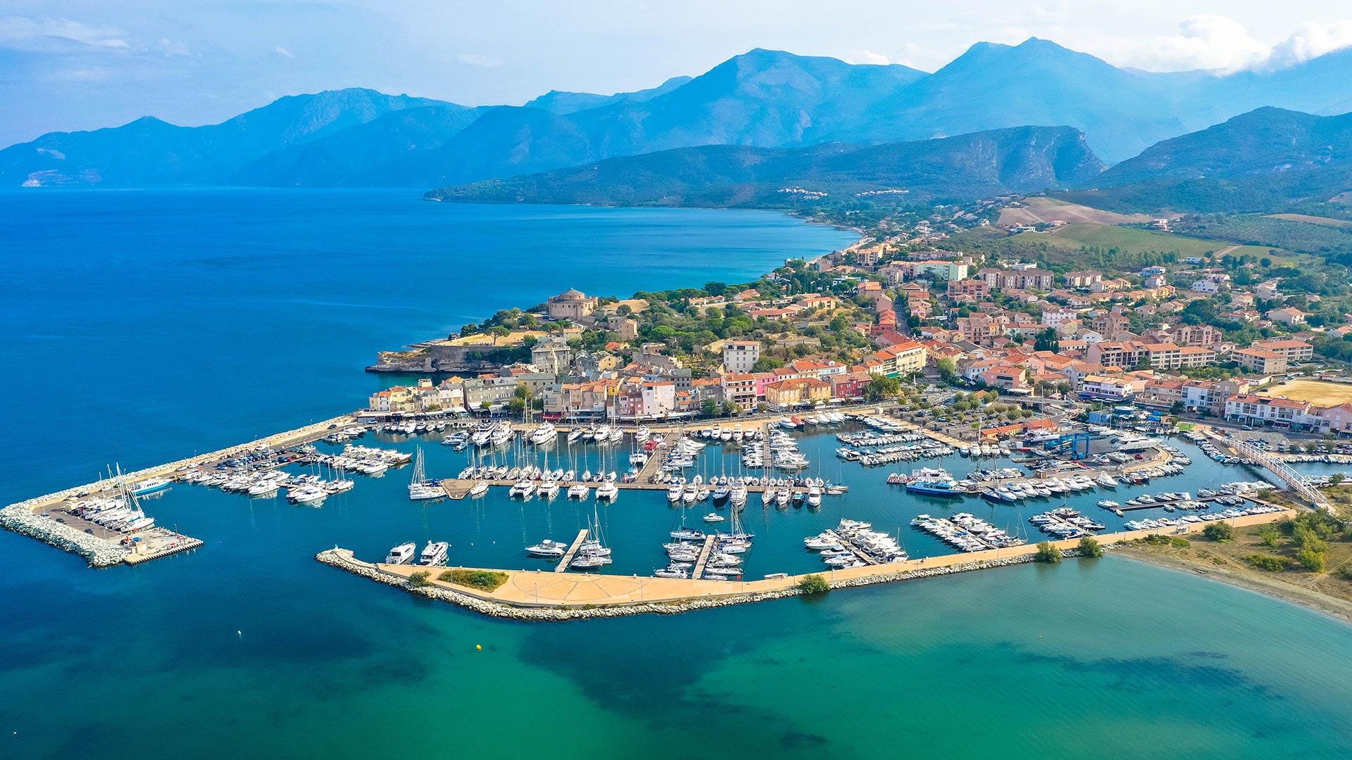 Vue aérienne du village de Saint-Florent et de son port (Corse, France)