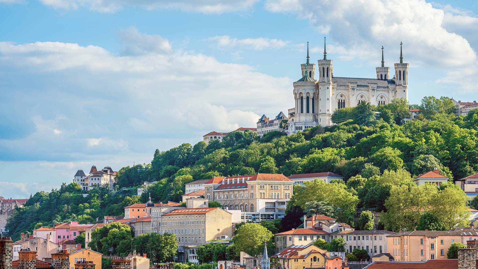 Vue sur la basilique Notre-Dame de Fourvière (Lyon, Auvergne-Rhône-Alpes)