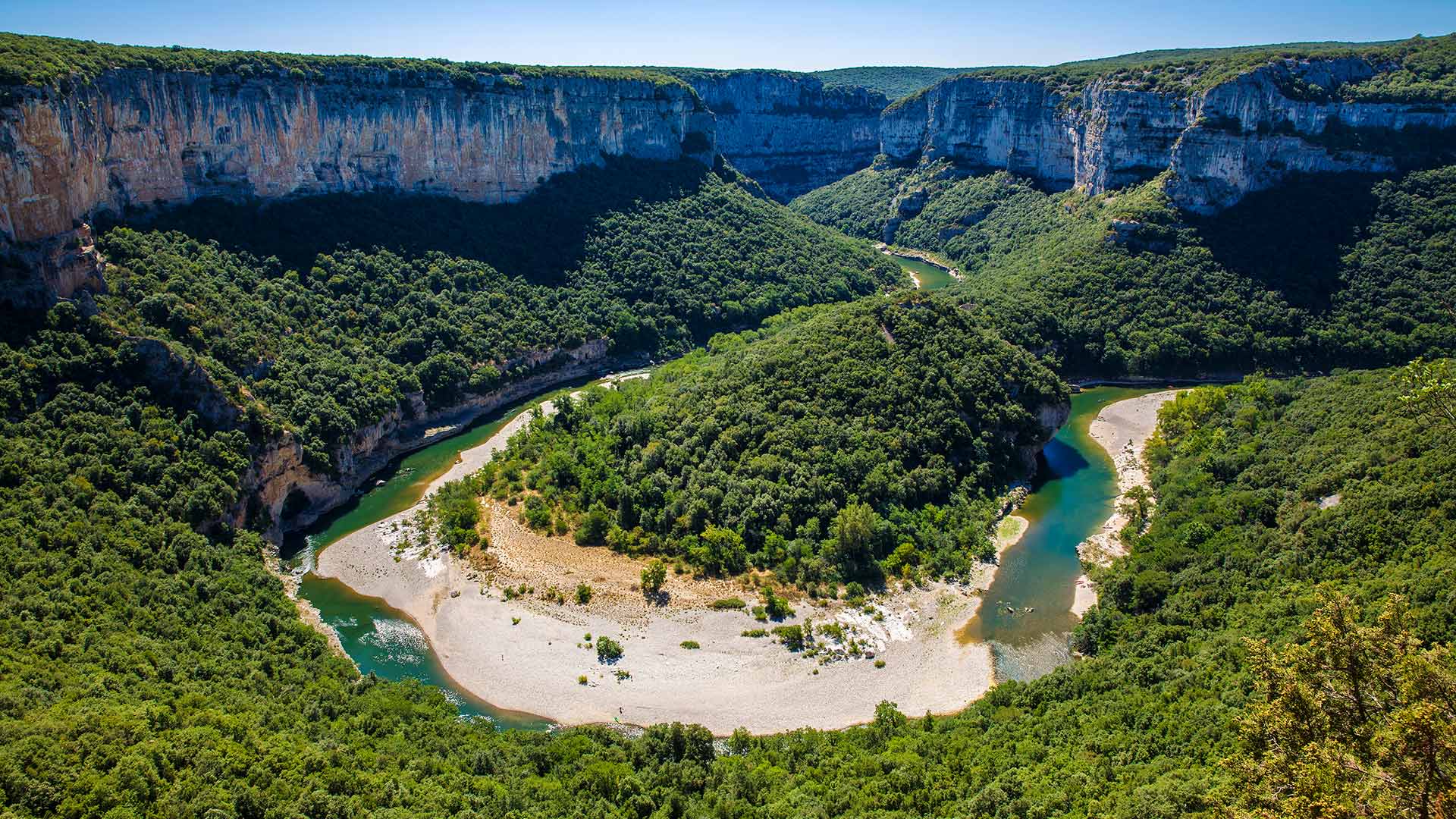 iStock-1098369844H Le célèbre virage de la rivière Ardèche dans les Gorges de l'Ardèche (Auvergne-Rhône-Alpes, France)