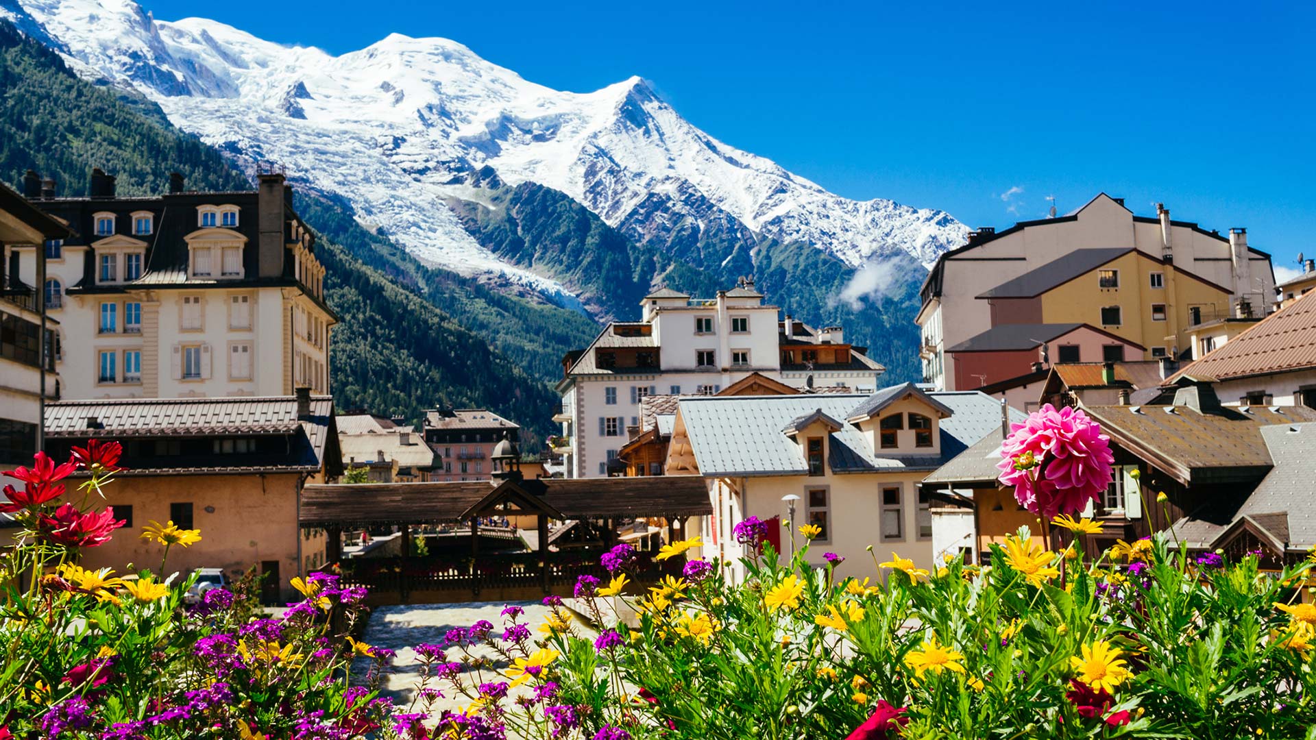iStock-592030352H Vue su Chamonix et la chaîne de montagnes du Mont-Blanc (Auvergne-Rhône-Alpes, France)
