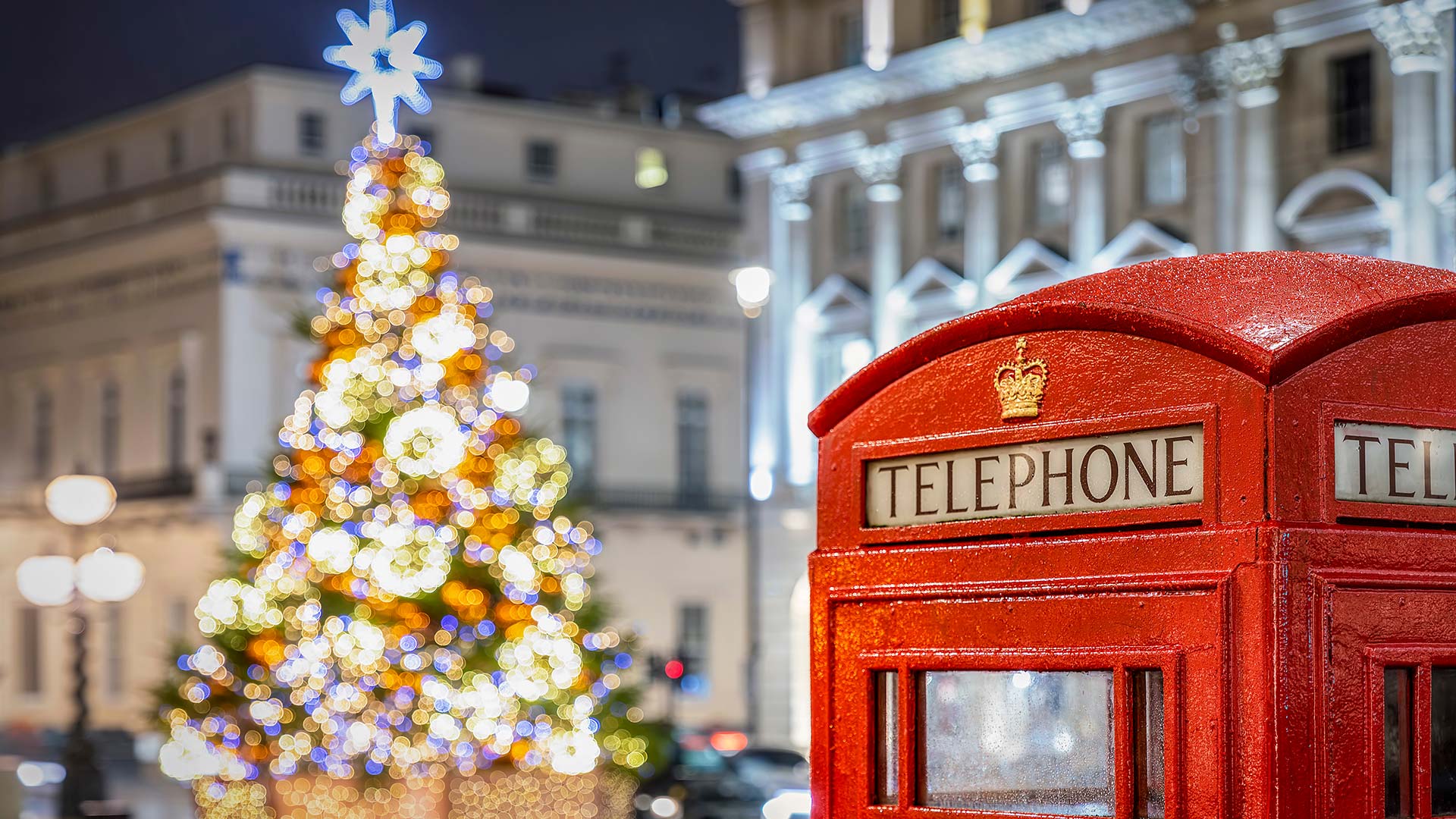 Cabine téléphonique rouge à Londres en période de Noël (Londres, Royaume-Uni)