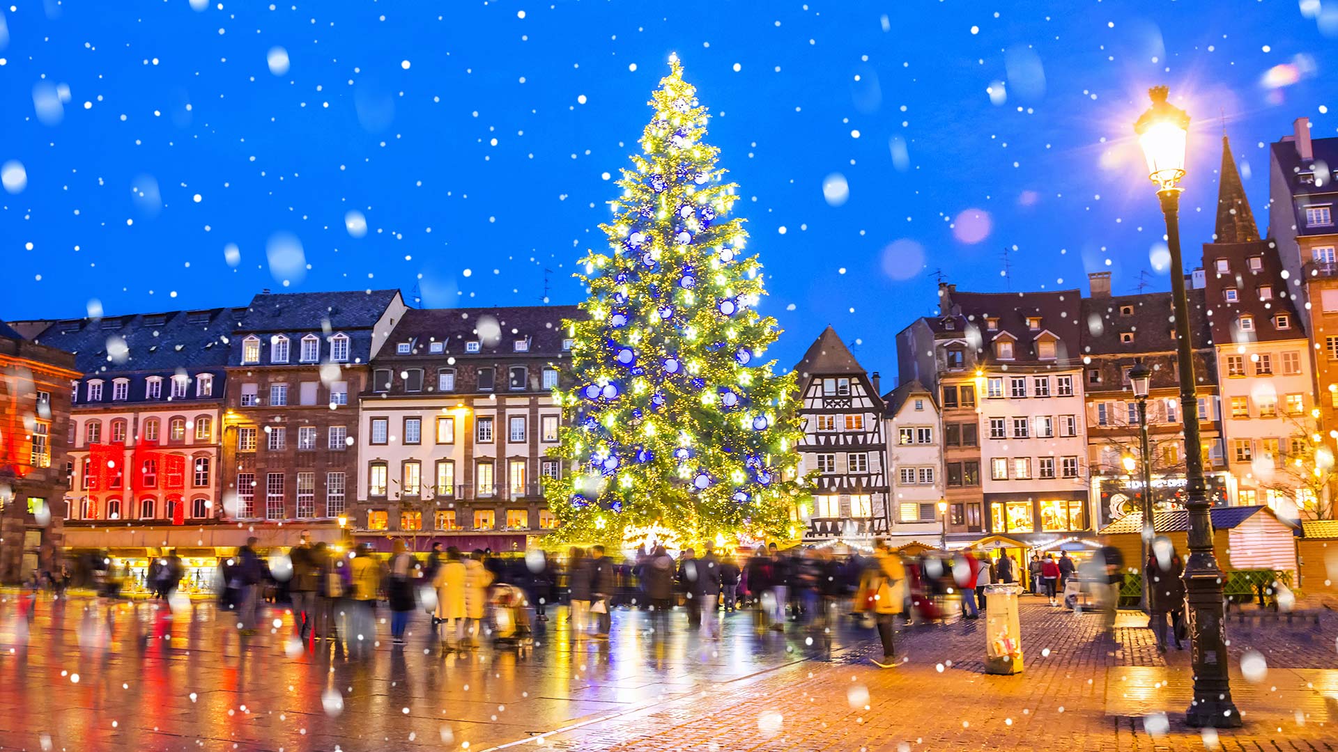 La célèbre place Kléber de Strasbourg et son sapin de Noël pendant les fêtes de fin d'année (Grand-Est)