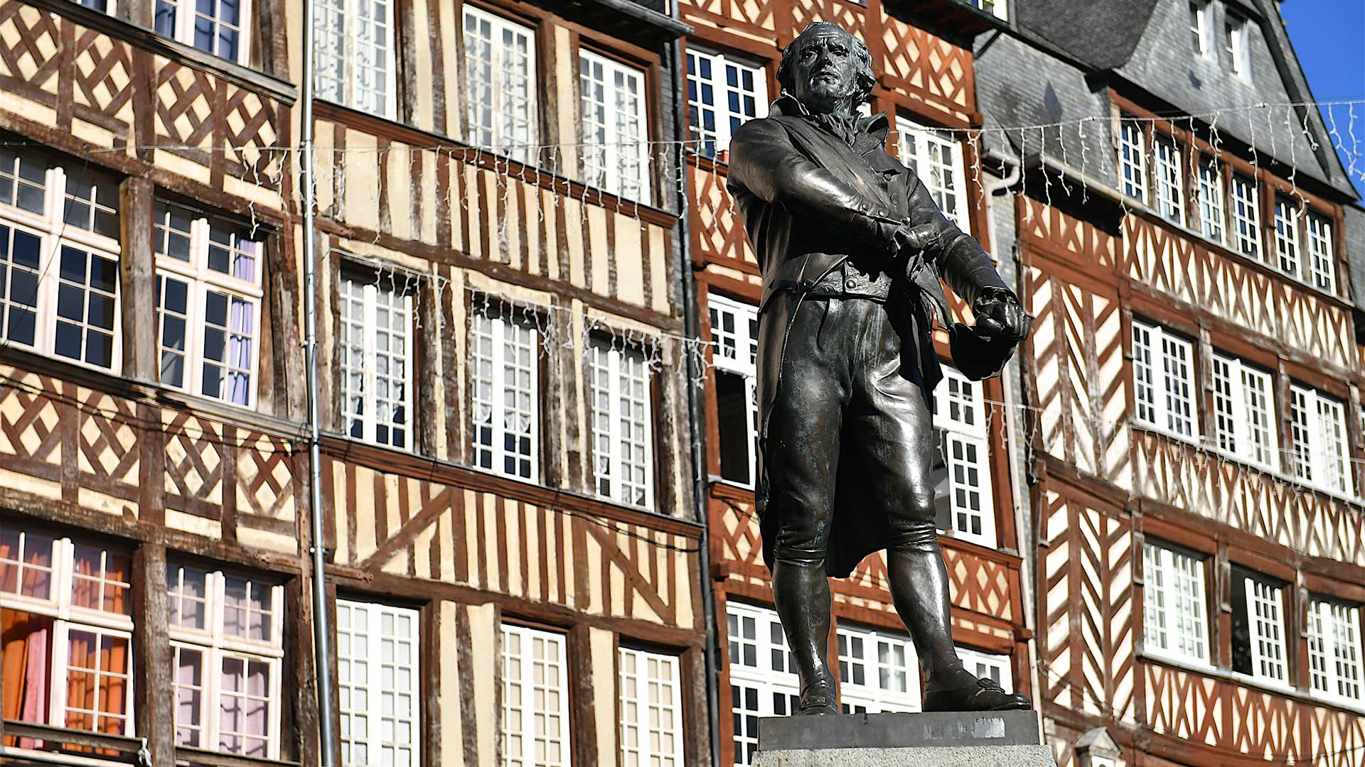 iStock-1354075131H Maisons à pans de bois dans le centre historique de Rennes (Bretagne, France)