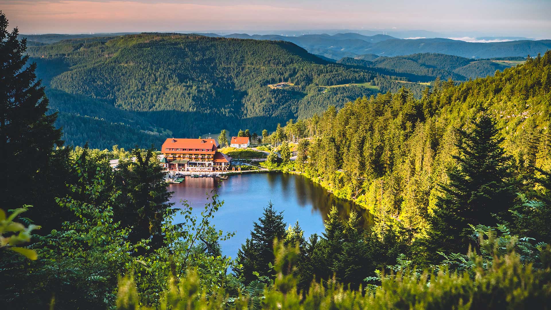 Vue sur le lac Mummelsee au cœur de la Forêt-Noire (Allemagne)