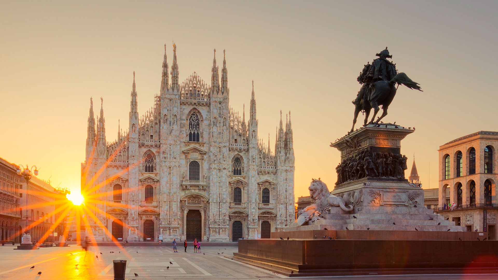20162579H Le Duomo de Milan et la statue de Victor-Emmanuel II (Lombardie, Italie)