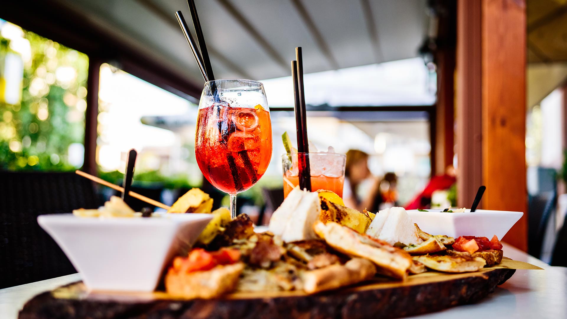 iStock-696077192H Aperitivo milanais (Lombardie, Italie)