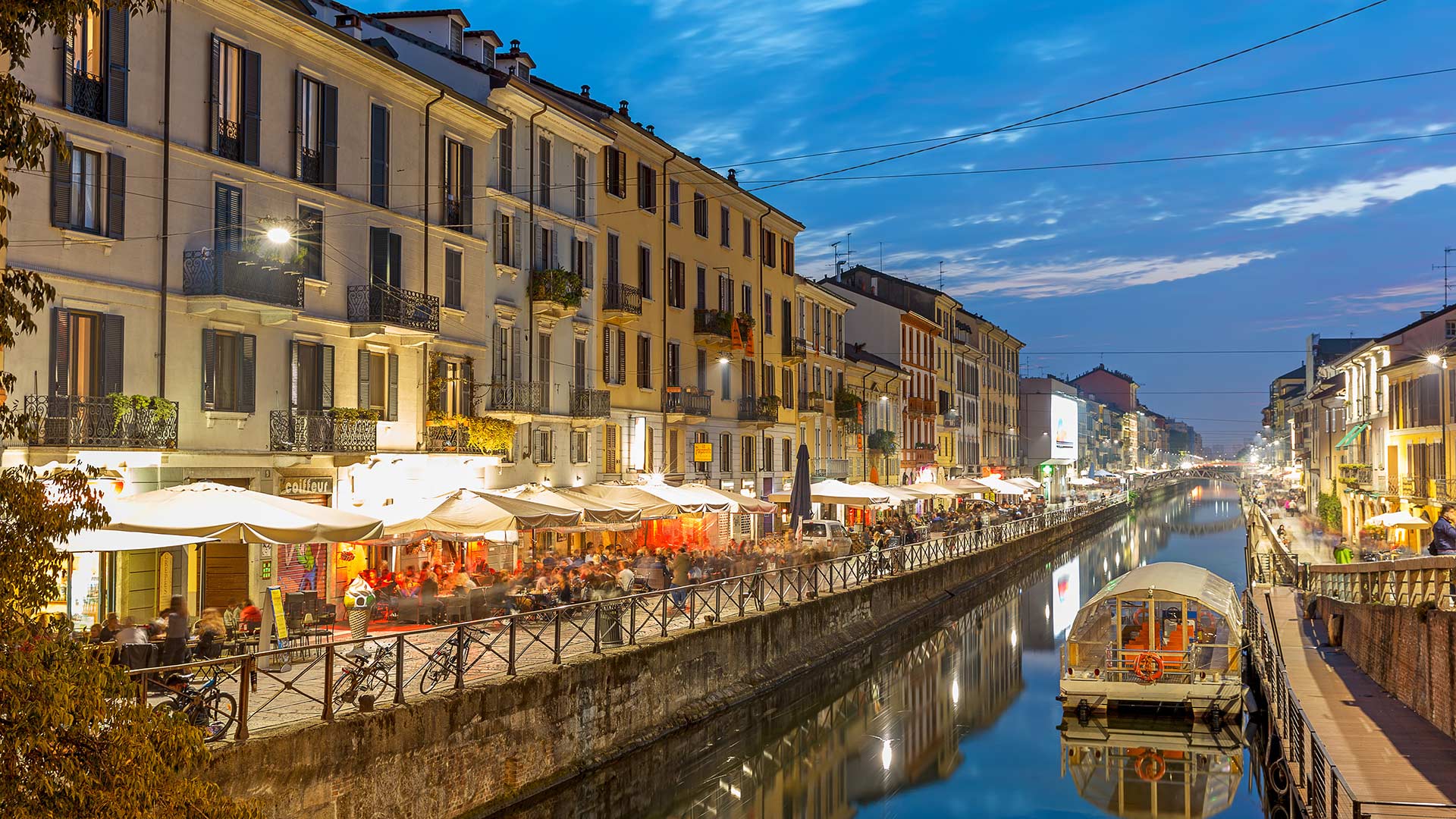 iStock-874359668H Une soirée dans le Naviglio Grande à Milan (Lombardie, Italie)