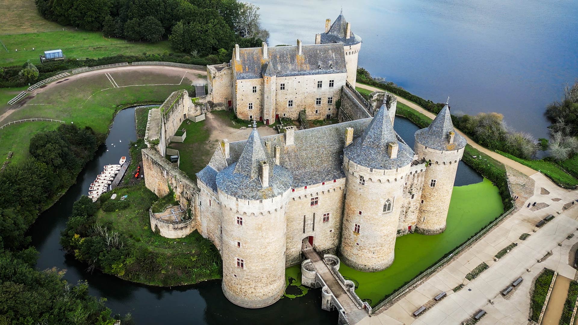 GettyImages-1610328778H Le Château de Suscinio sur la presqu'île de Rhuys (Bretagne, France)