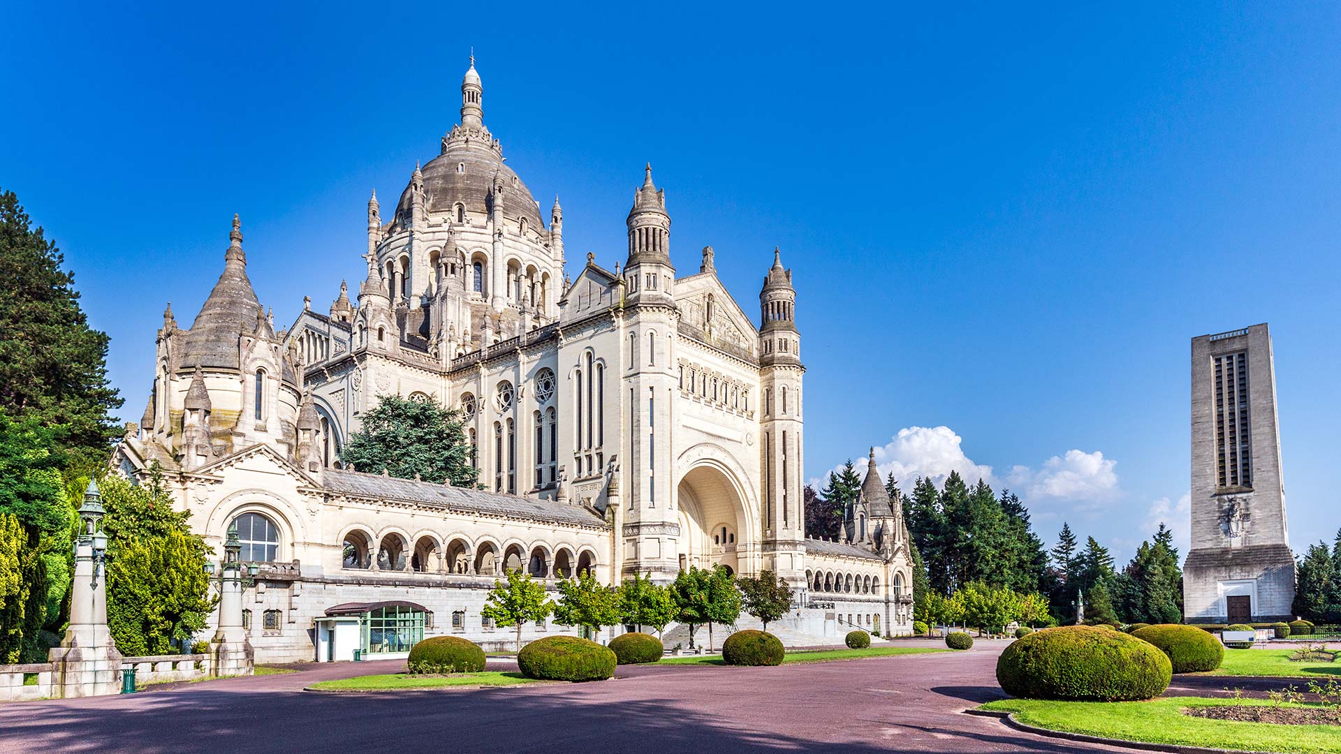 iStock-1332156117H La basilique Sainte-Thérèse de Lisieux (Normandie, France)