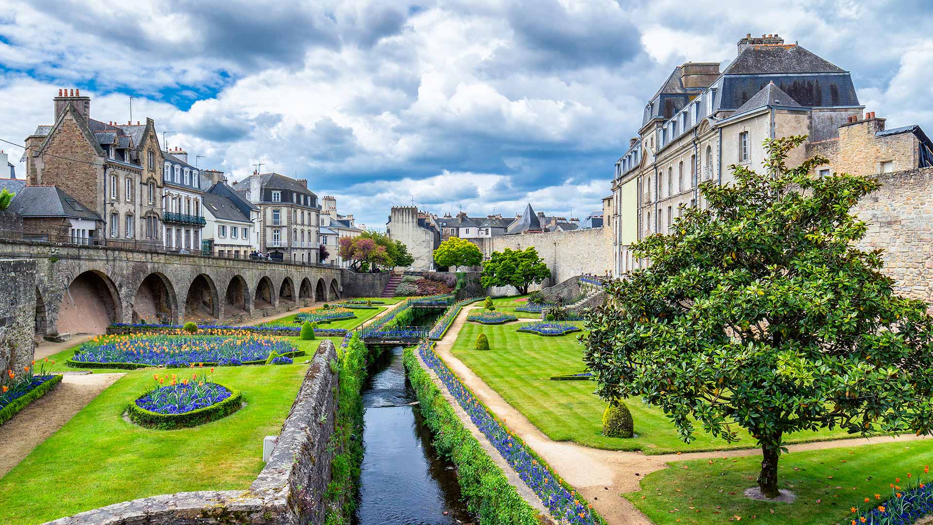 shutterstock_675075487H Les remparts médiévaux de Vannes (Bretagne, France)