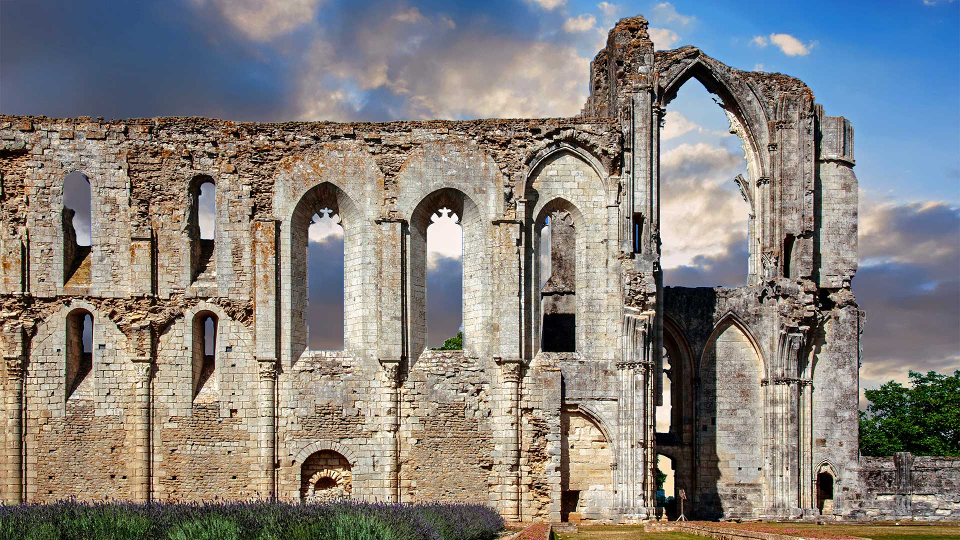 GettyImages-1057549070H Ruines de l'Abbaye Saint-Pierre de Maillezais (Pays de la Loire, France)