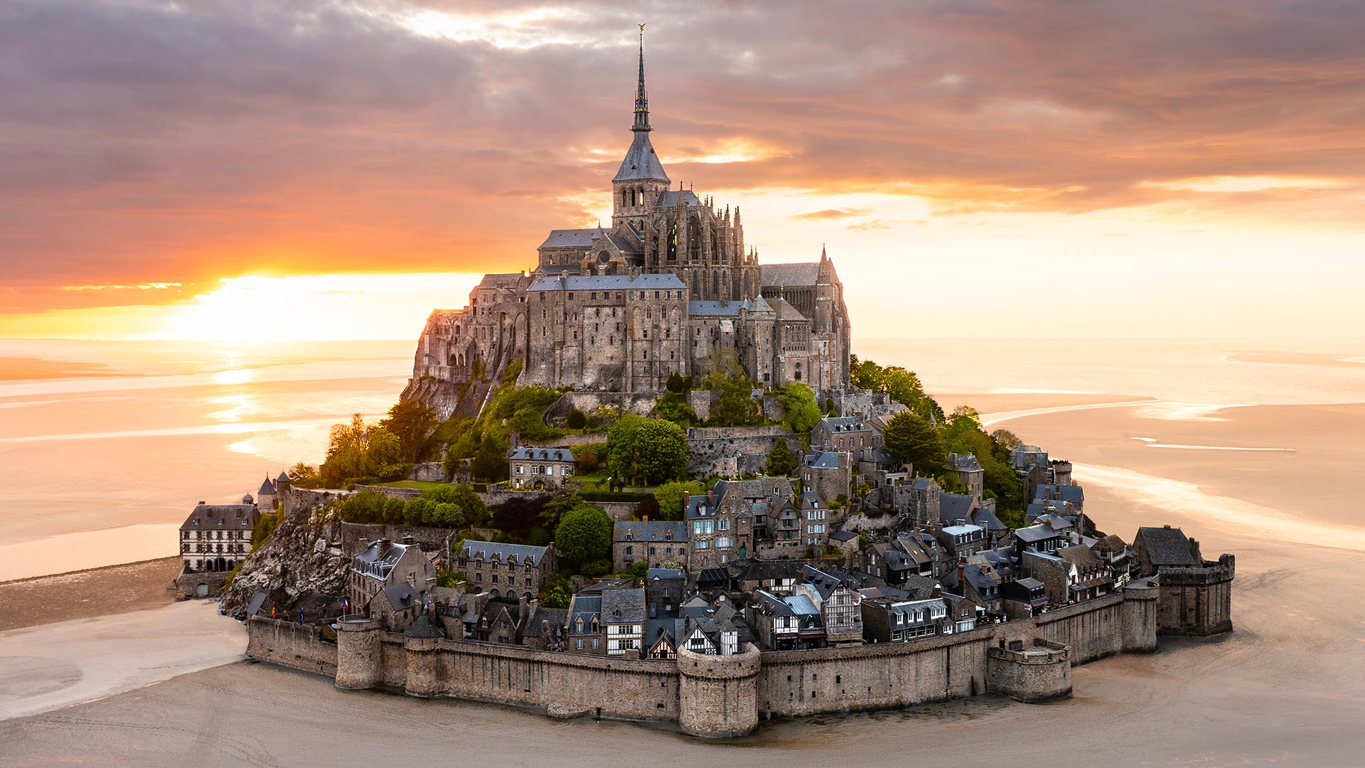 GettyImages-2224861824H Vue sur le Mont-Saint-Michel et son abbaye au coucher du soleil (Normandie, France)