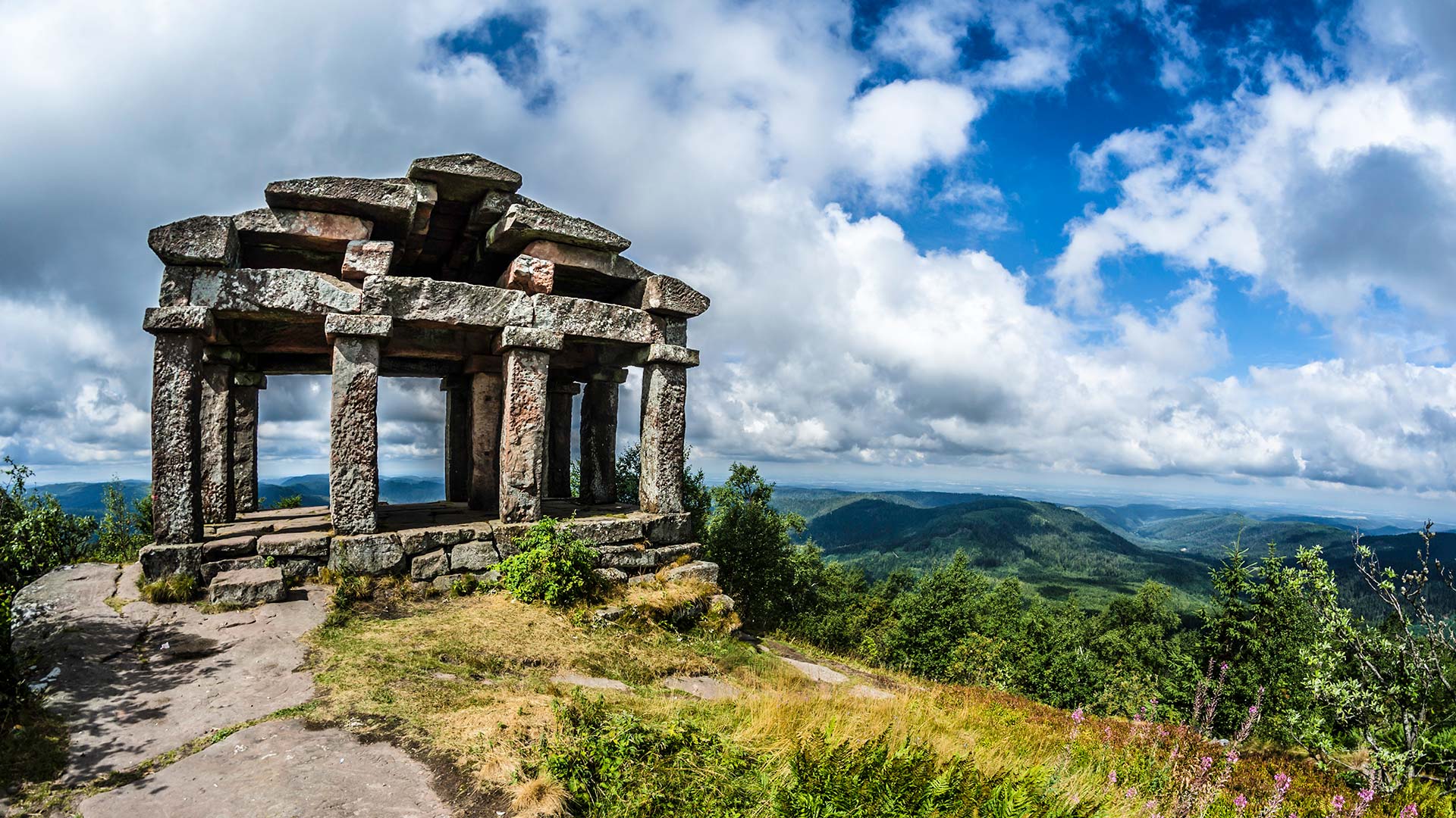 GettyImages-1302569576H La vallée de la Bruche vue du temple érigé au sommet du Donon (Grand Est, France)