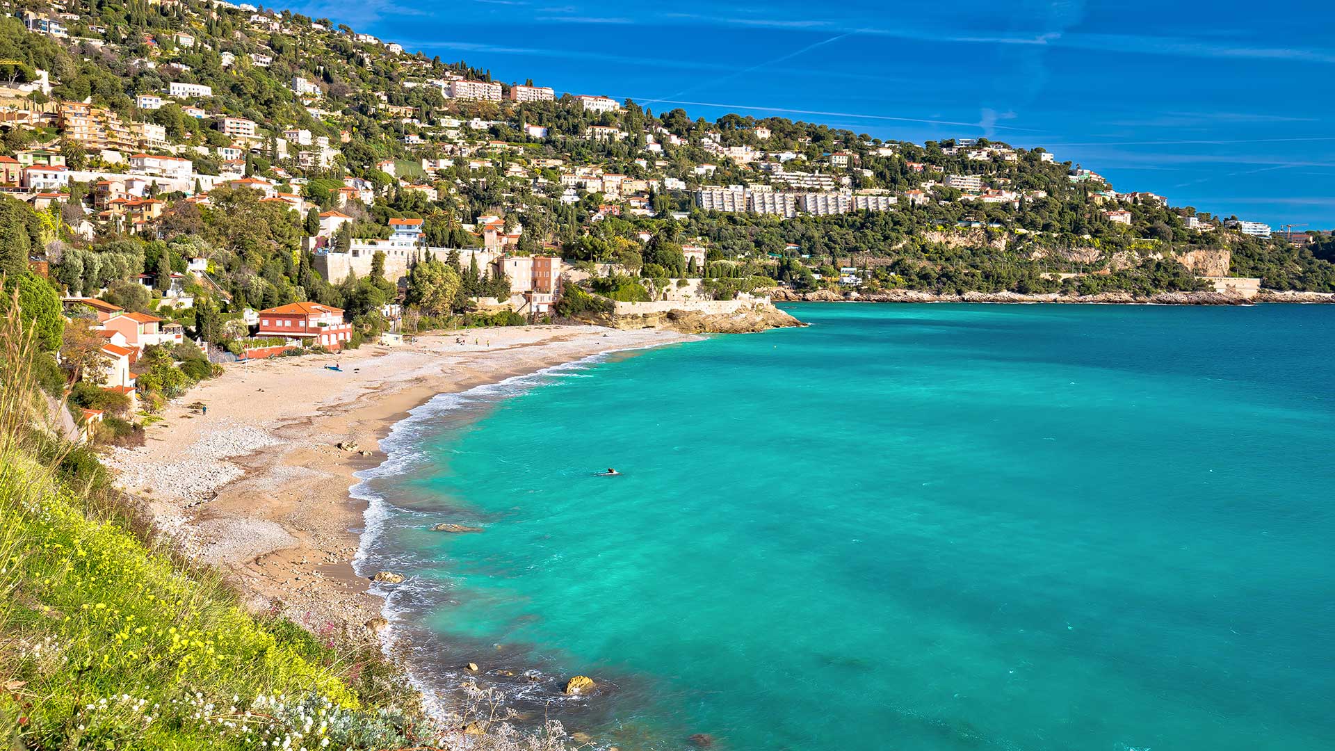 GettyImages-1344366563H La plage du Golfe Bleu à Roquebrune-Cap-Martin (Provence-Alpes-Côte d'Azur, France)