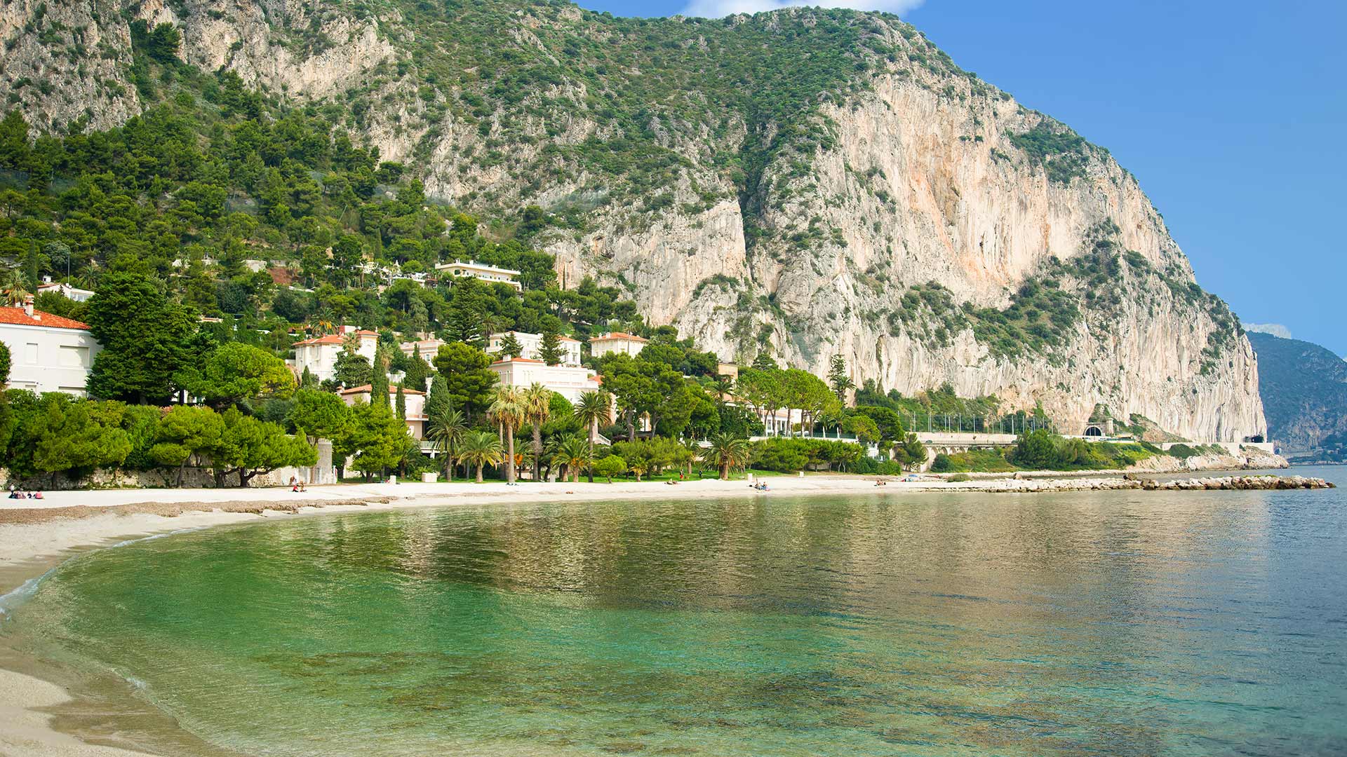 GettyImages-1355321782H La plage de la Petite Afrique à Beaulieu-sur-Mer (Provence-Alpes-Côte d'Azur, France)