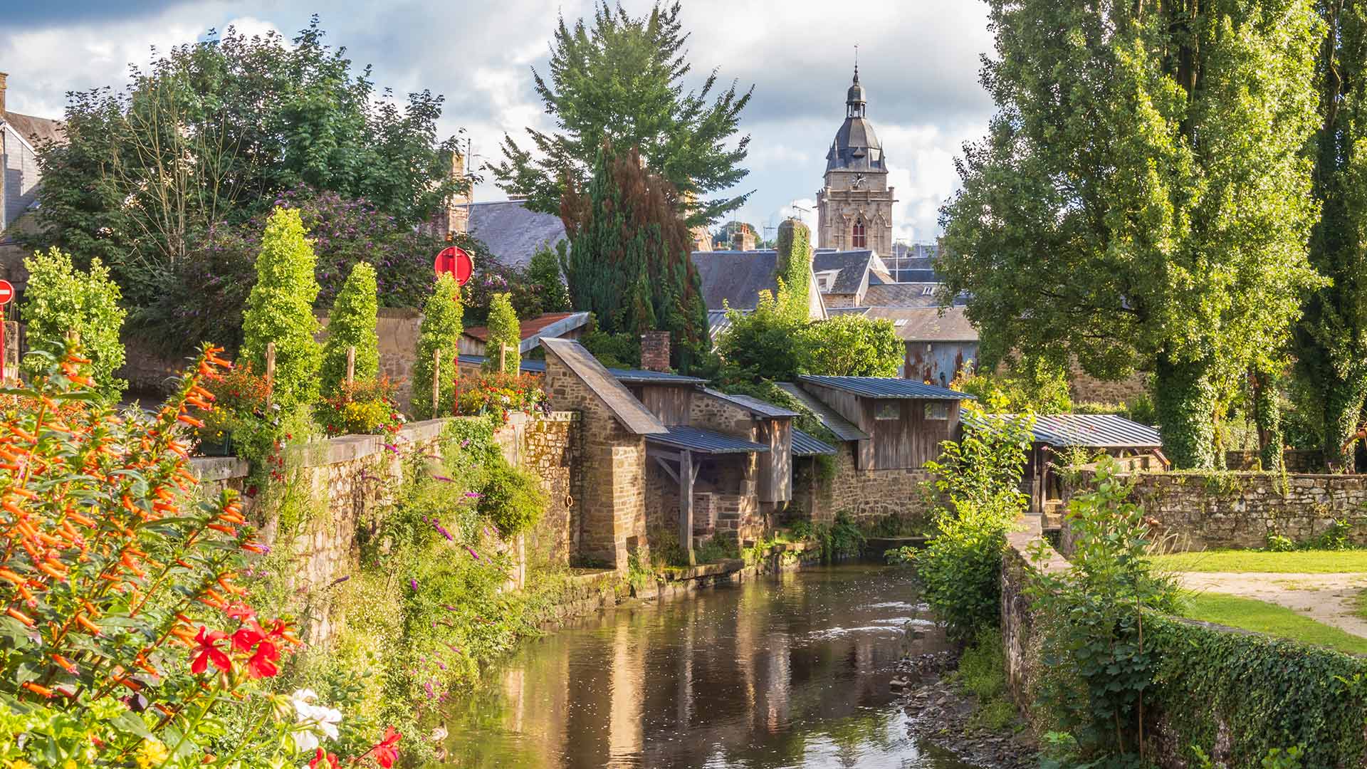 GettyImages-2228026080H Les lavoirs des quais et le clocher de l’église de Villedieu-les-Poêles (Normandie, France)