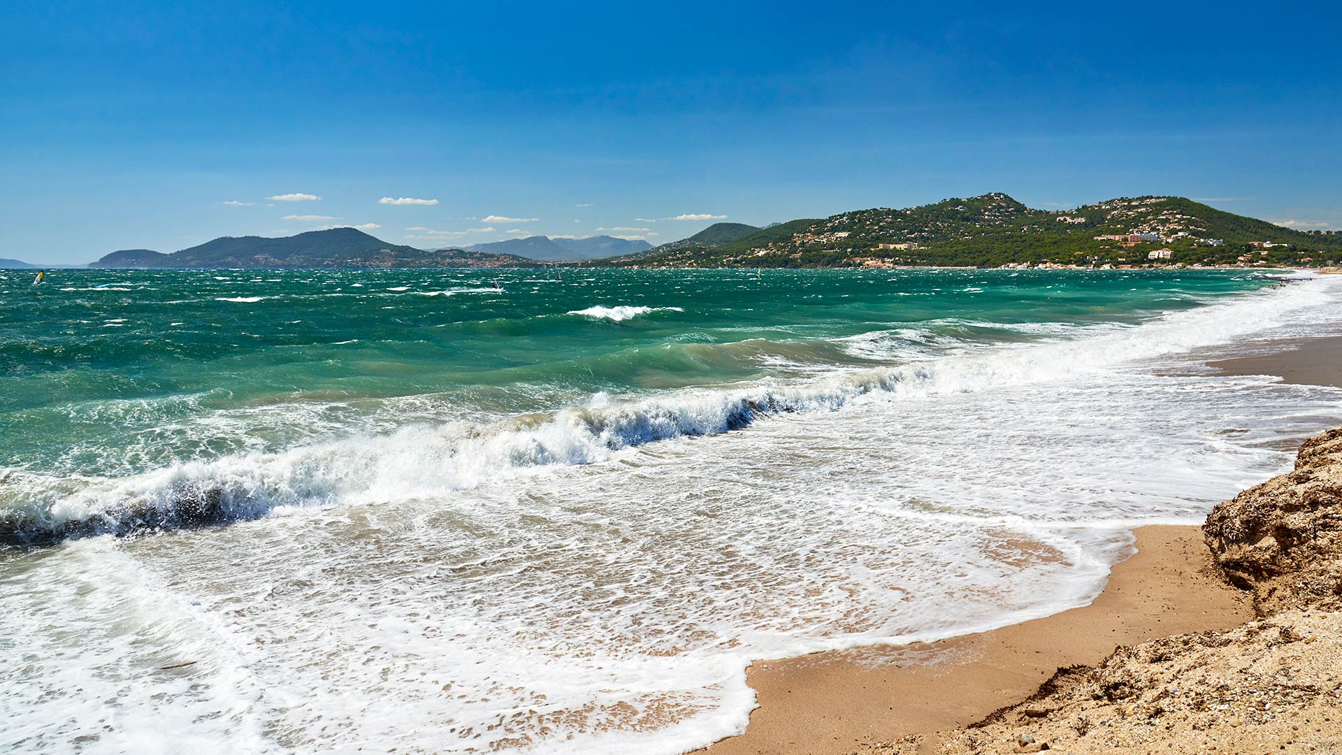 iStock-1266598930H La plage de l'Almanarre à Hyères (Provence-Alpes-Côte d'Azur, France)