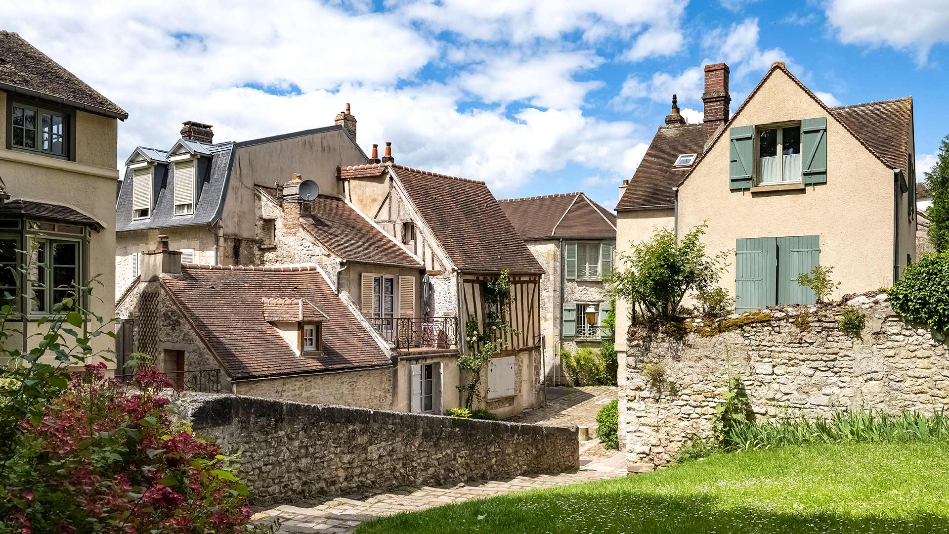 iStock-1442686847H Maisons dans le vieux Senlis (Hauts-de-France, France)