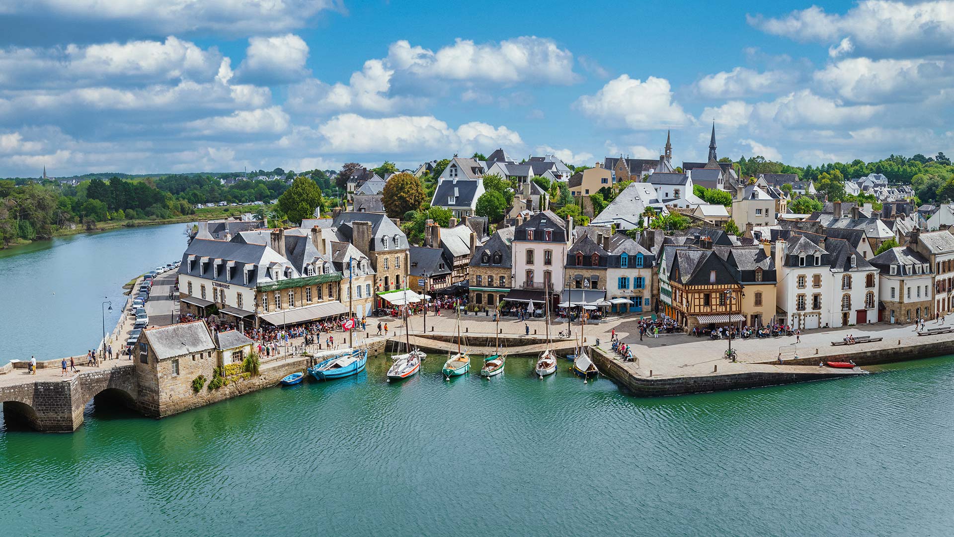 iStock-1459176364H Vue sur le port de Saint-Goustan à Auray (Bretagne, France)