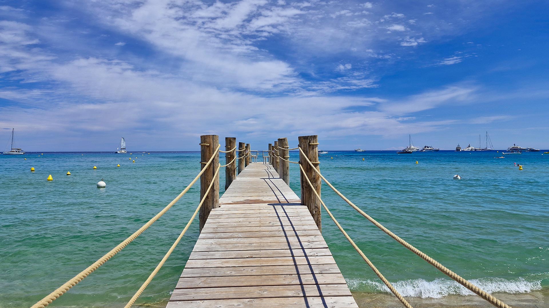 iStock-2227478102H Ponton sur la plage de Pampelonne à Ramatuelle (Provence-Alpes-Côte d'Azur, France)
