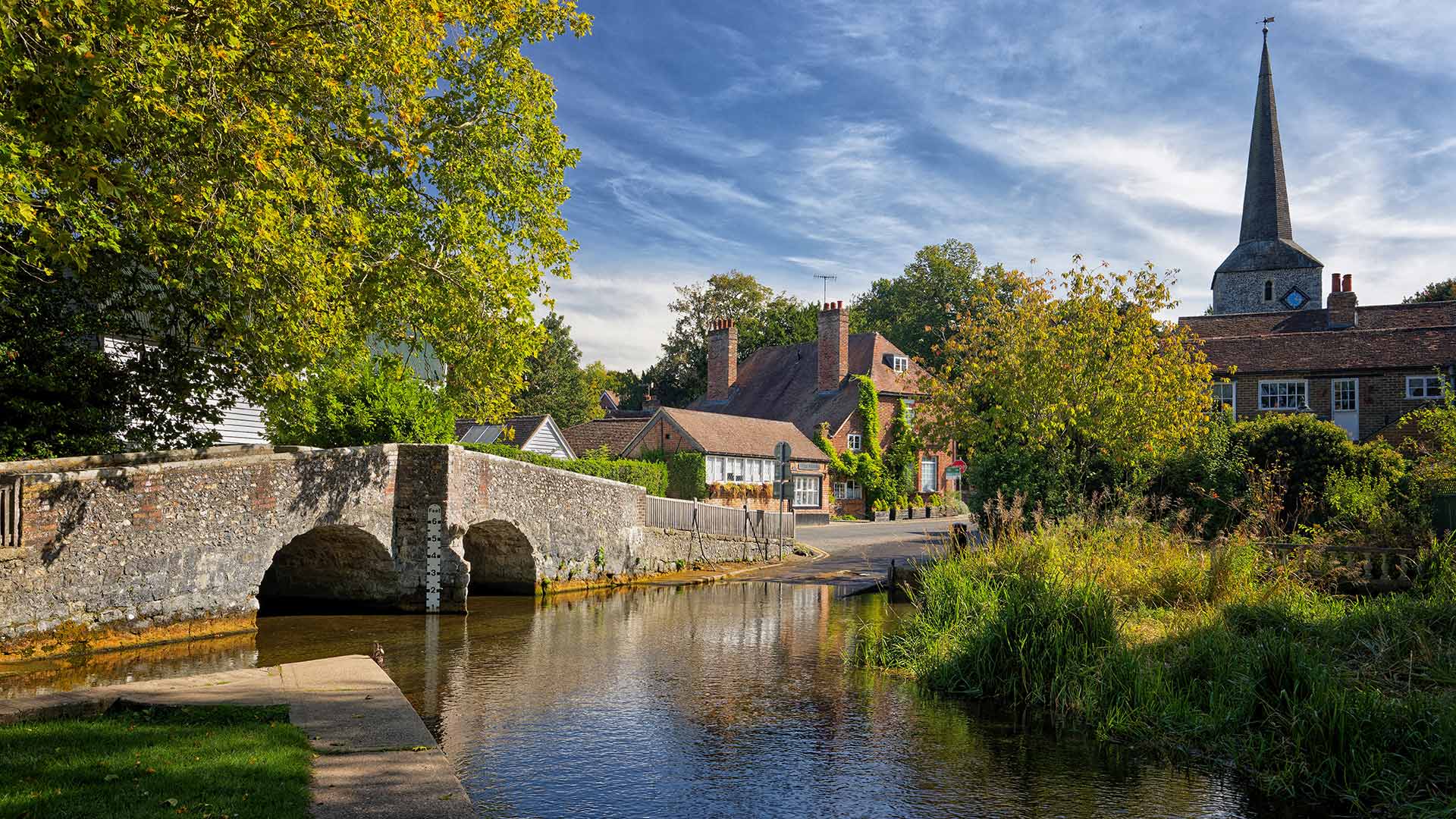 iStock-2238253791H Vue sur le pont, le gué et l'église St Martin du village d'Eynsford dans le Kent (South East, Royaume-Uni)
