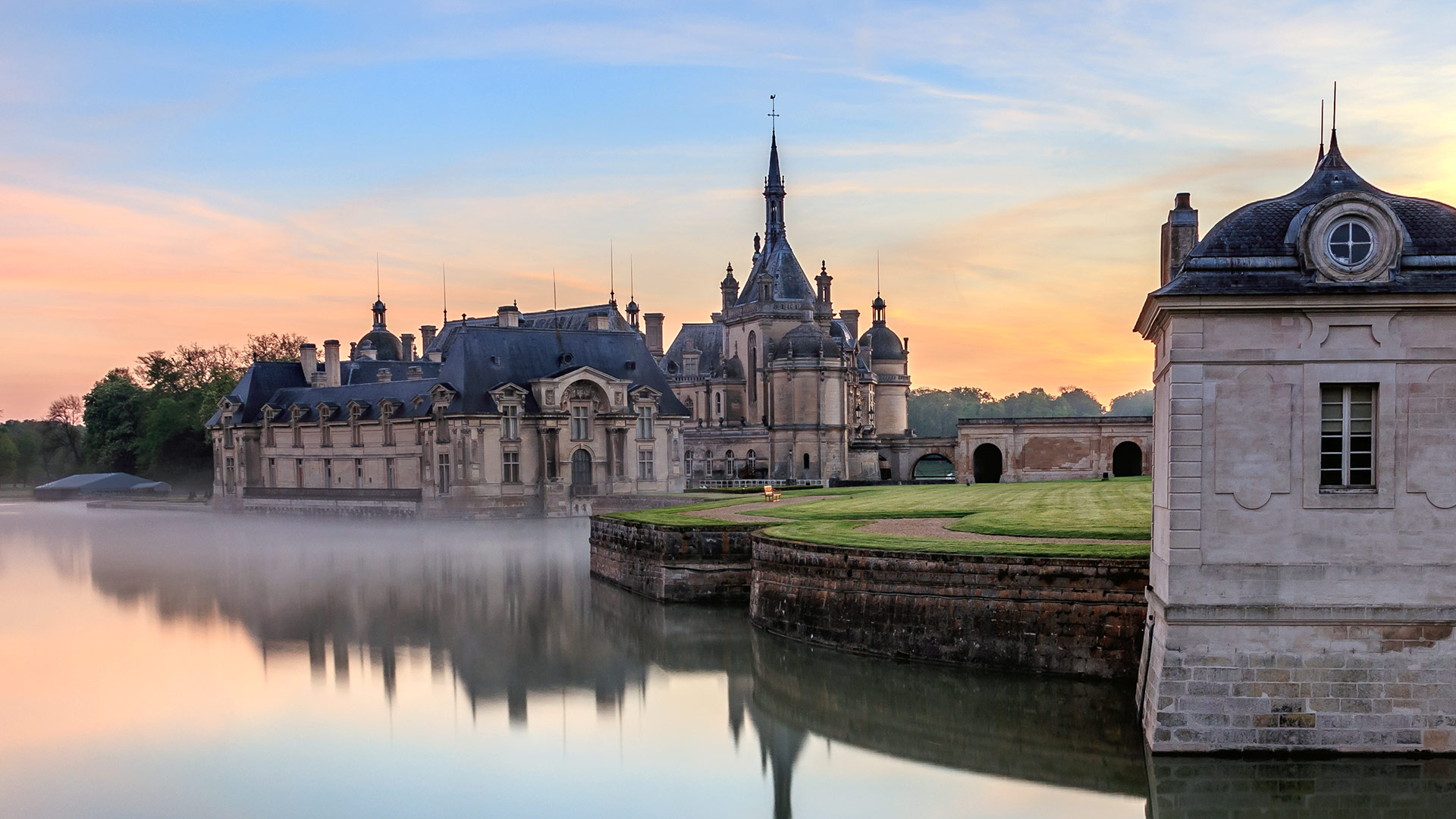 iStock-841990910H Le château de Chantilly au lever du soleil (Hauts-de-France, France)
