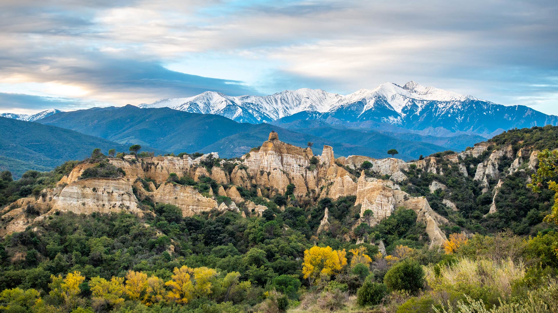 GettyImages-1151993148H Les orgues d'Ille-sur-Têt, avec le massif du Canigou en arrière-plan (Occitanie, France)