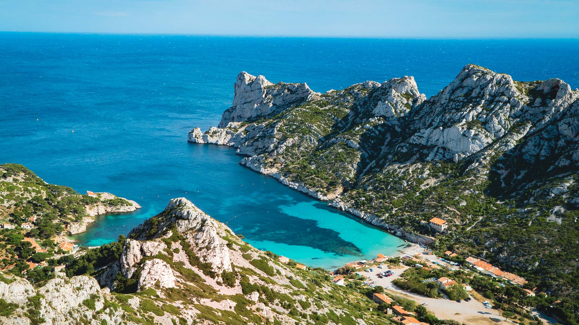 GettyImages-1184296015H La calanque et la plage de Sormiou à Marseille (Provence-Alpes-Côte d'Azur, France)