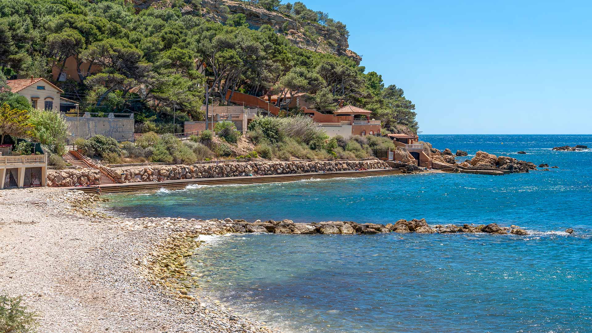 GettyImages-2222097273H La plage du Cap Rousset à Carry-le-Rouet (Provence-Alpes-Côte d'Azur, France)
