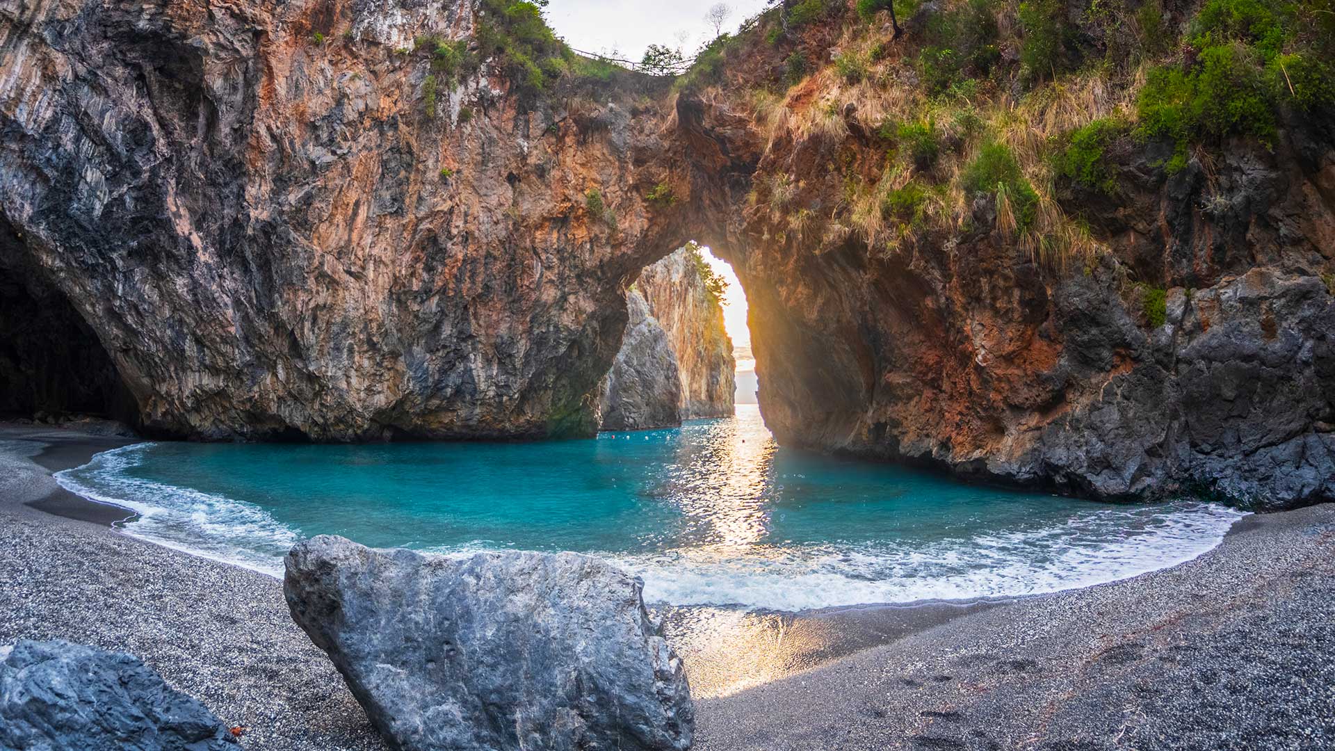 GettyImages-2247744534H La magnifique crique cachée d’Arcomagno (Calabre, Italie)