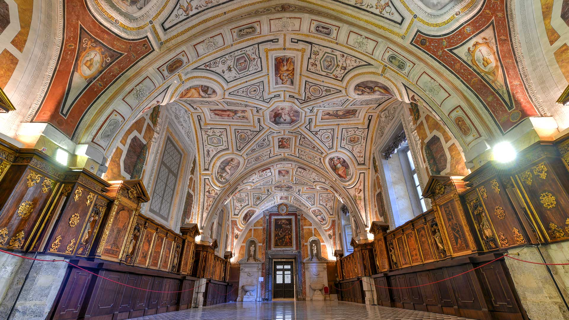 GettyImages-1429468536H Intérieur de l'église Sant'Anna dei Lombardi à Naples (Campanie, Italie)