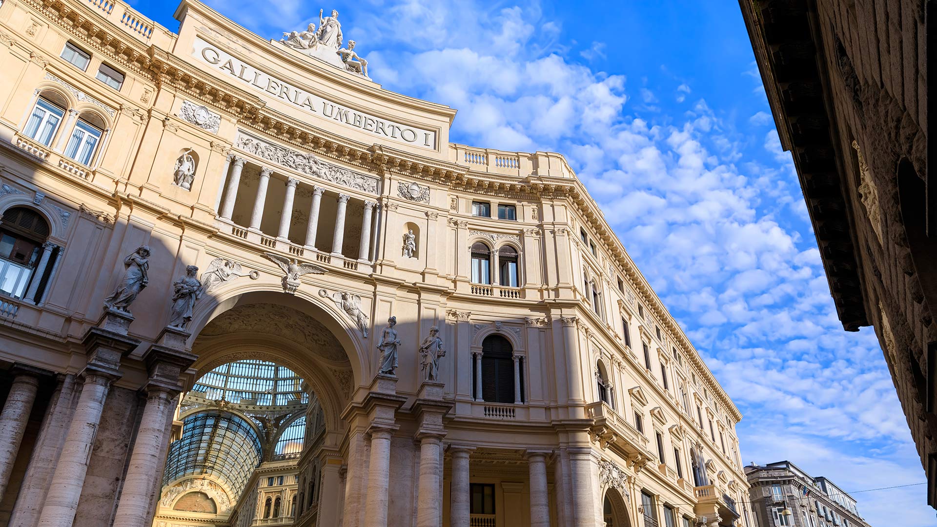 iStock-1457723286H Entrée principale de la Galleria Umberto I à Naples (Campanie, Italie)