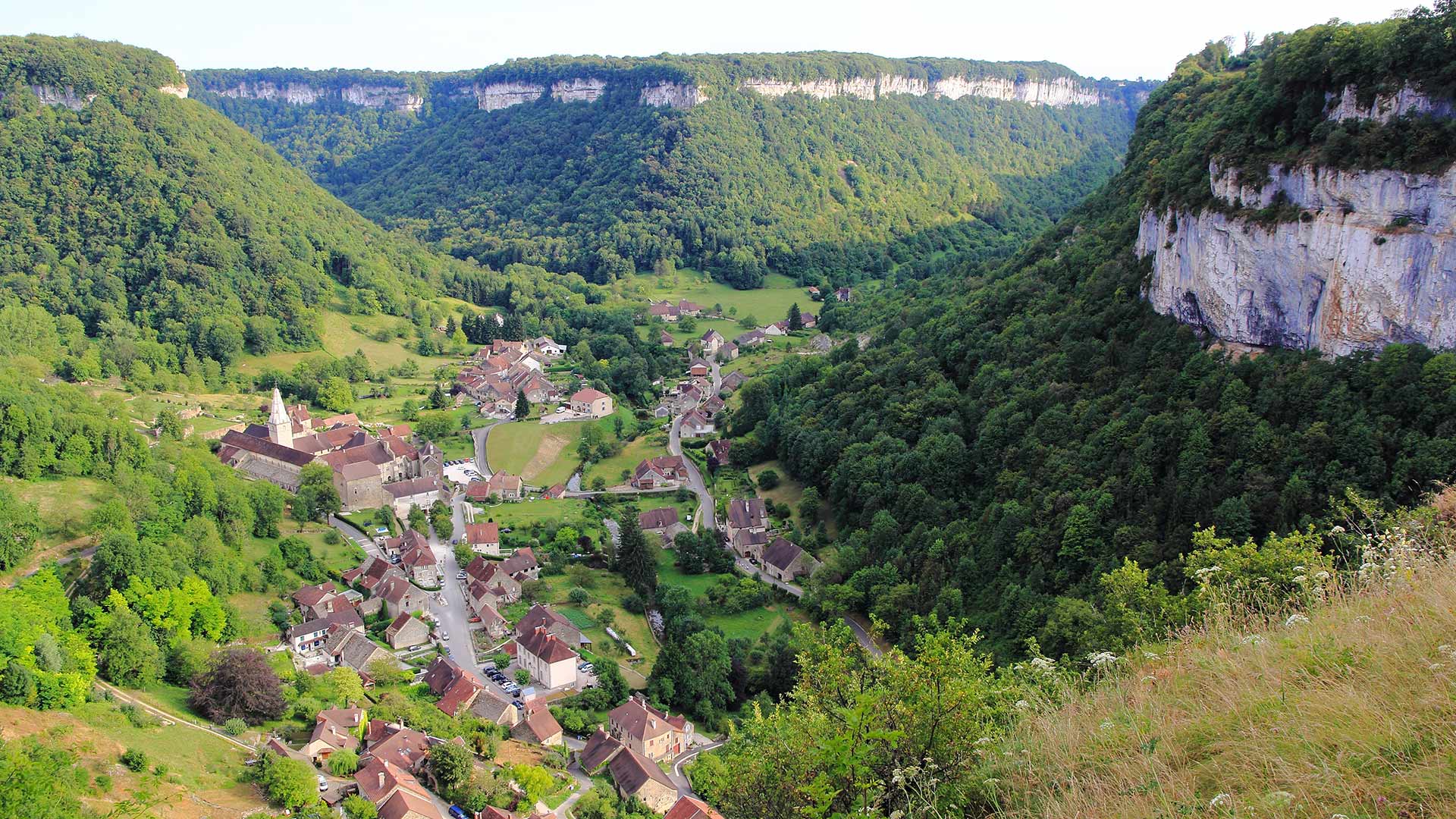 GettyImages-585767780H Vue sur le cirque et le village de Baume-les-Messieurs (Bourgogne-Franche-Comté, France)