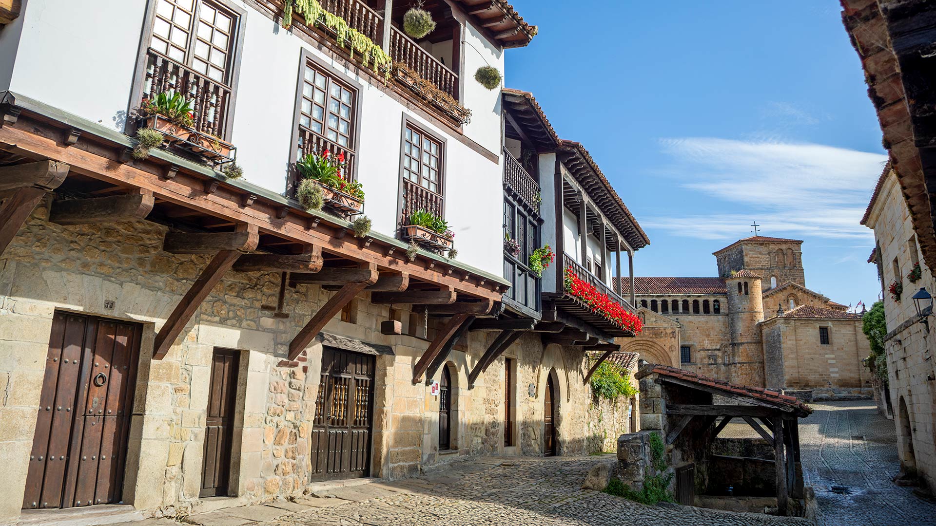 iStock-2163974064H Ruelle de Santillana del Mar avec la collégiale en arrière-plan (Cantabrie, Espagne)