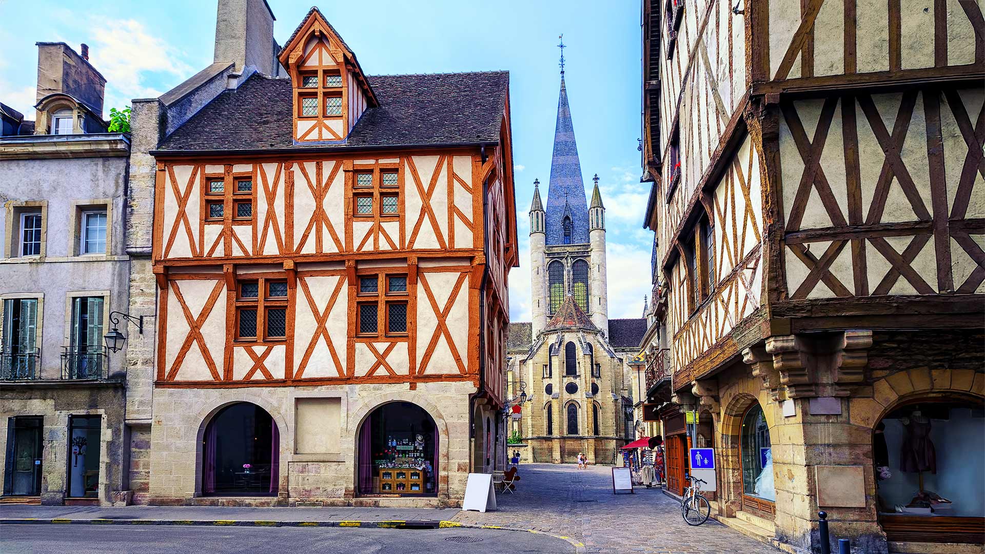 iStock-699222680H Rue de la Chouette, dans le quartier Notre-Dame à Dijon (Bourgogne-Franche-Comté, France)