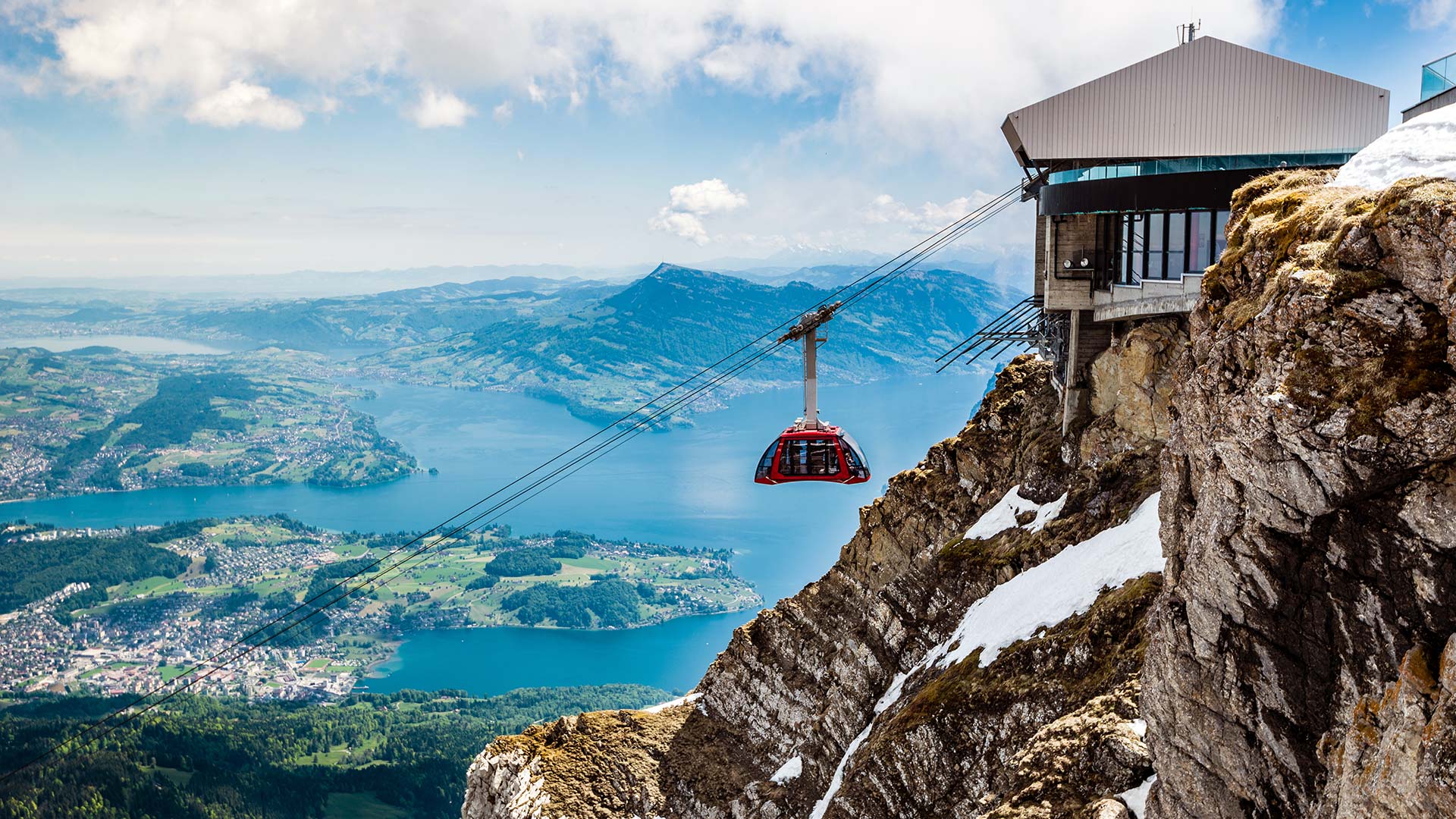 Le téléphérique de Pilatus Kulm, et le lac de Quatre-Cantons en arrière-plan (Lucerne, Suisse)
